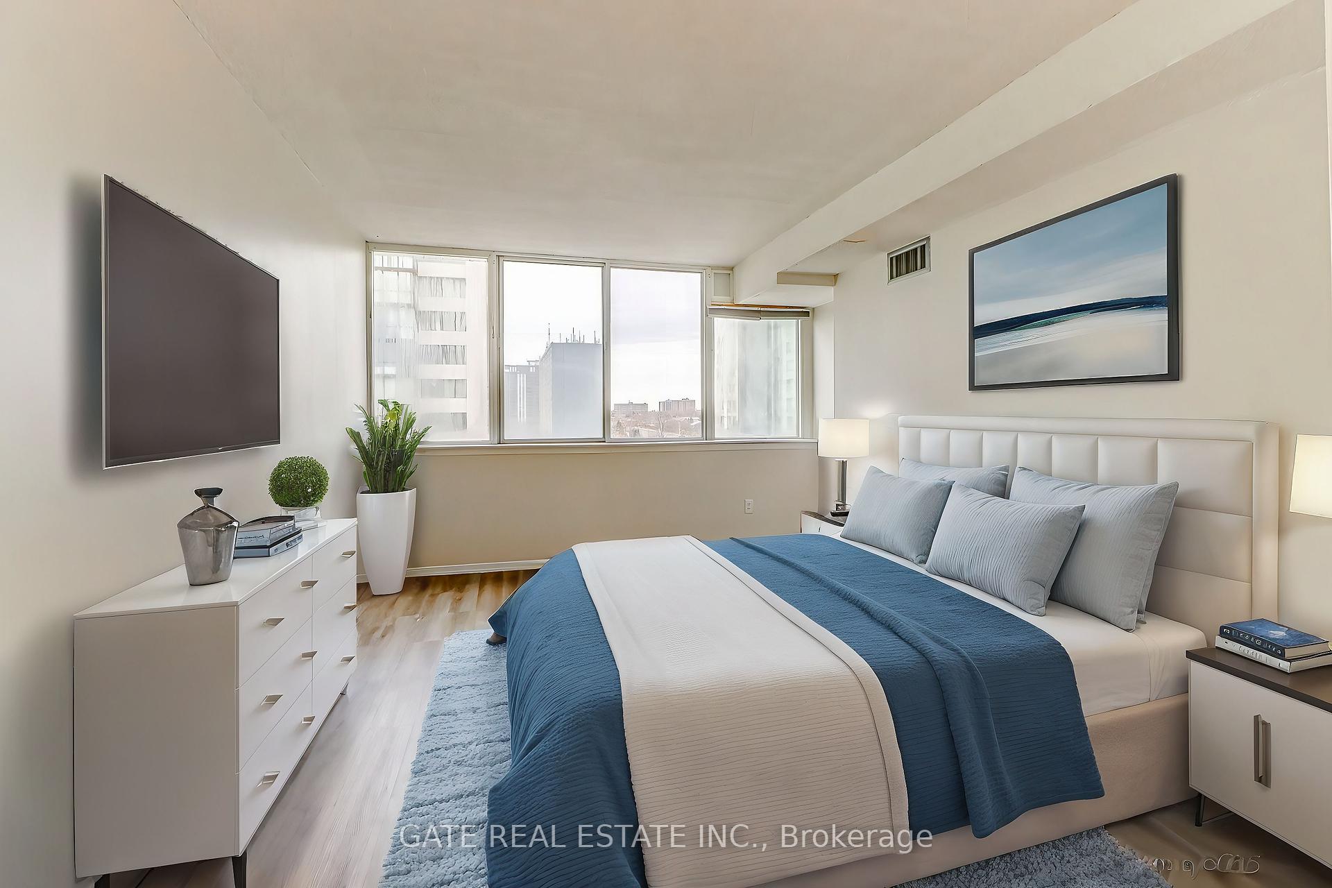 3 Bedrooms Condo at 10 Markbrook, Toronto For sale