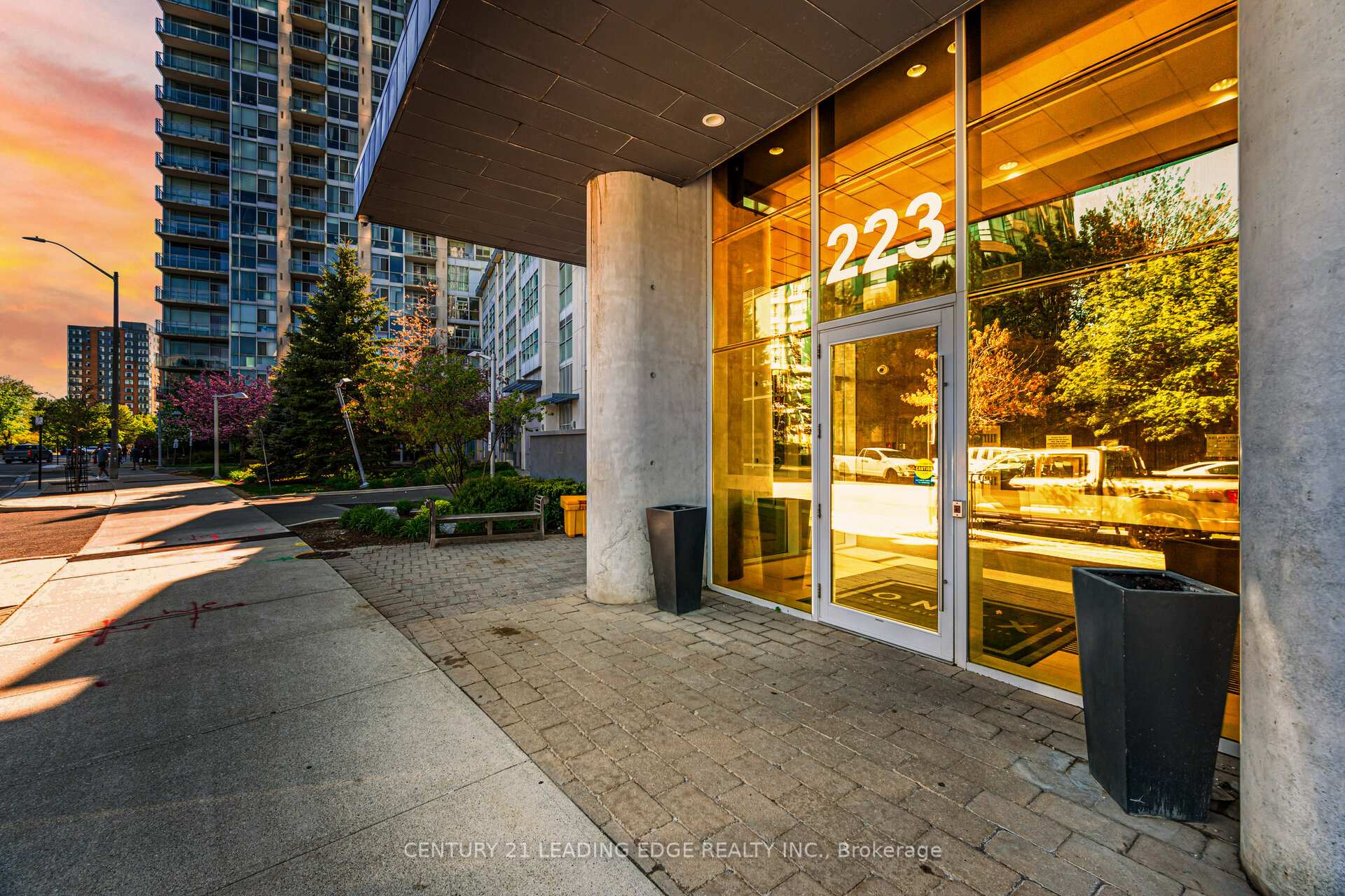 3 Bedrooms Co-op at 223 Webb, Mississauga For sale
