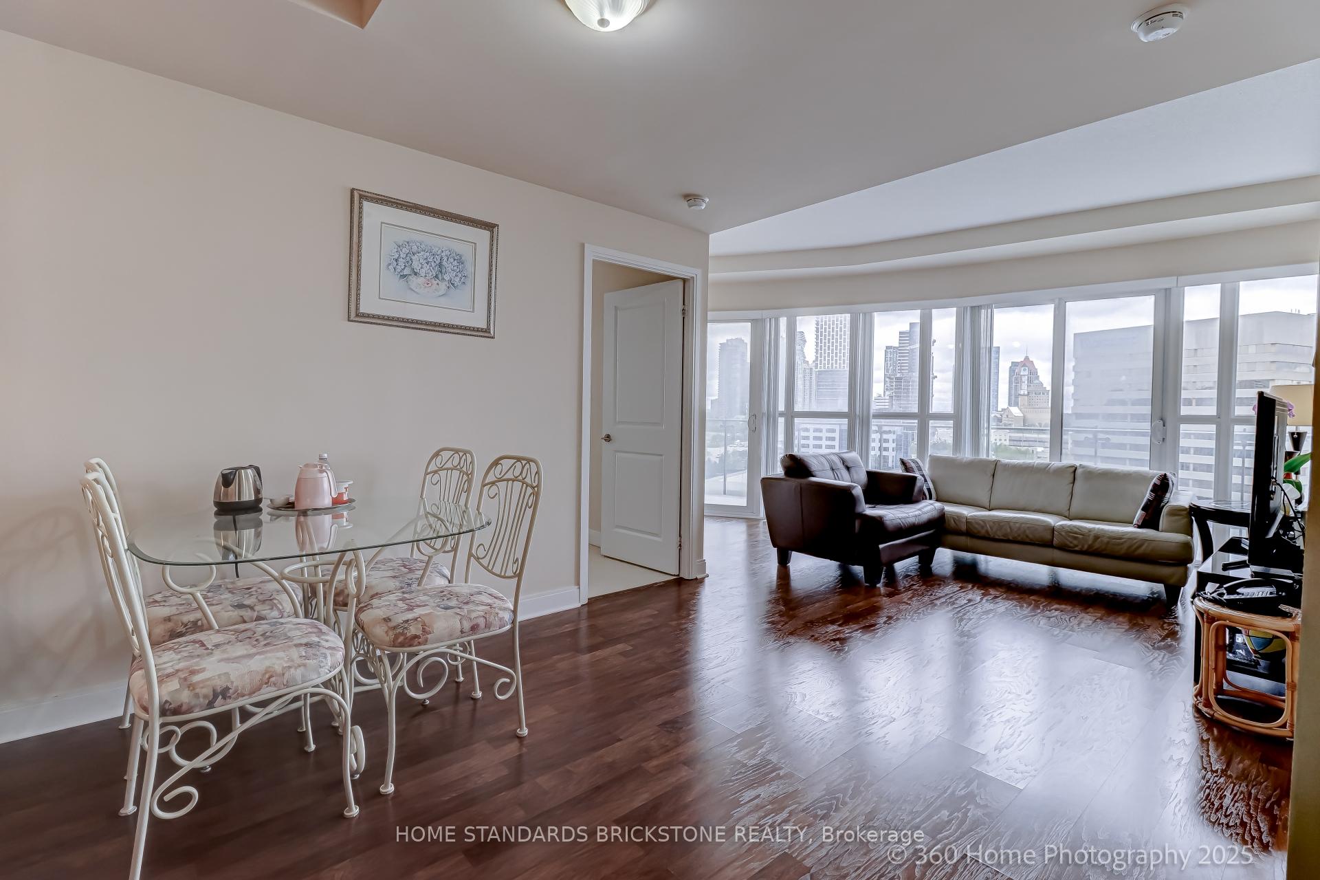 3 Bedrooms Condo at 50 Absolute, Mississauga For sale
