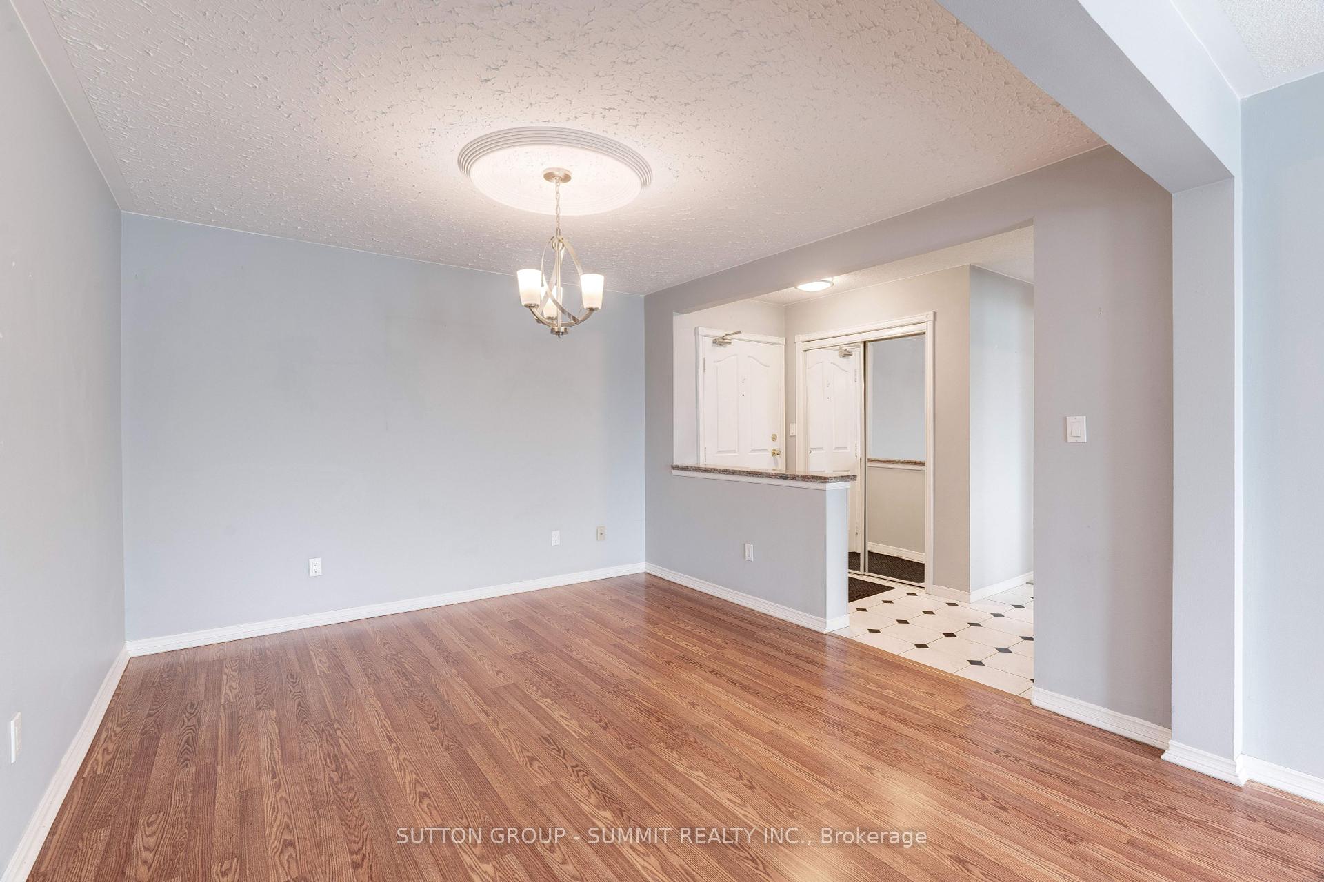 2 Bedrooms Condo at 3050 Pinemeadow, Burlington For sale