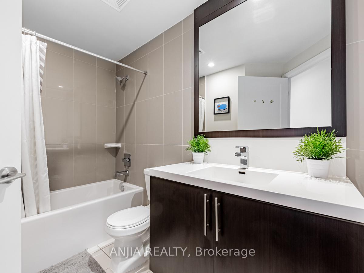3 Bedrooms Condo at 2 Anndale,  Toronto For sale