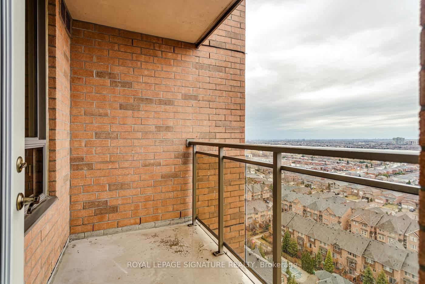 2 Bedrooms Condo at 55 Strathaven, Mississauga For sale