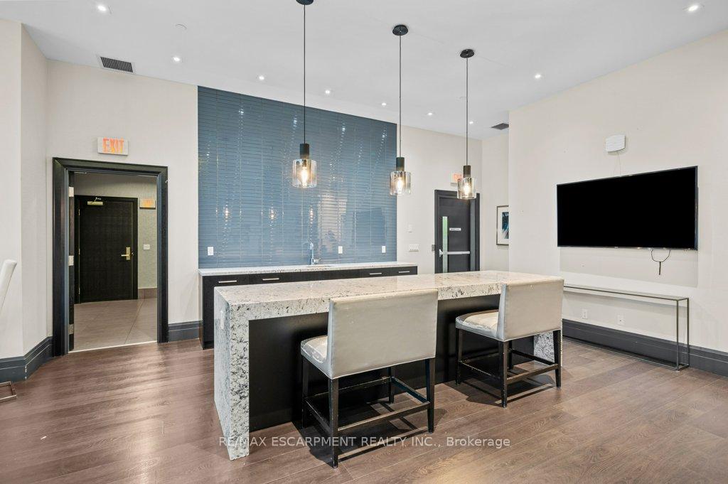 2 Bedrooms Condo at 55 Speers, Oakville For sale