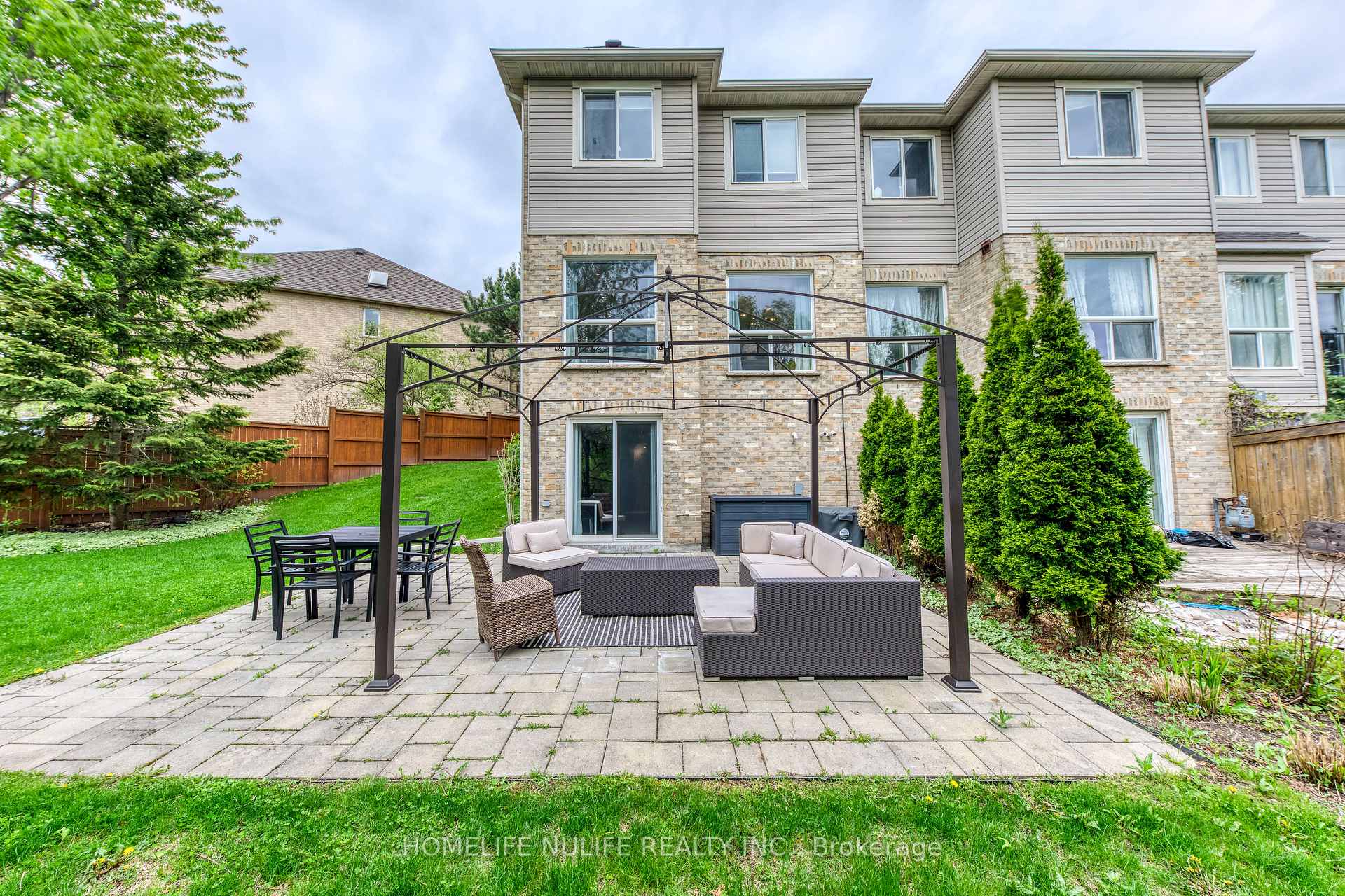 3 Bedrooms Condo at 7284 Bellshire, Mississauga For sale