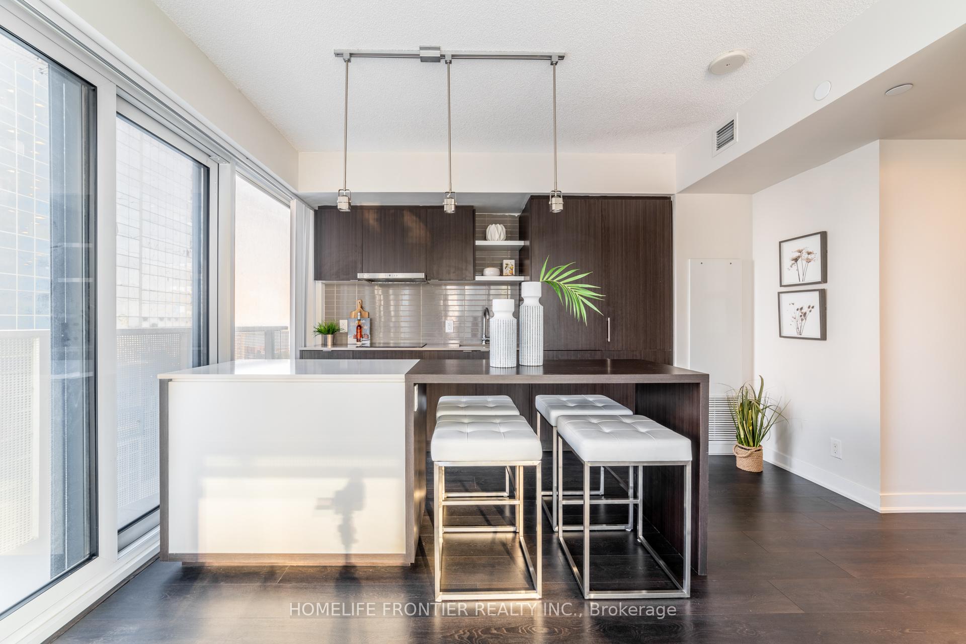 2 Bedrooms Condo at 88 Harbour, Toronto For sale