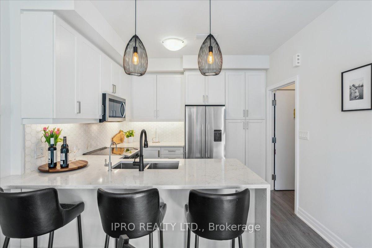 2 Bedrooms Condo at 652 Cricklewood, Mississauga For sale