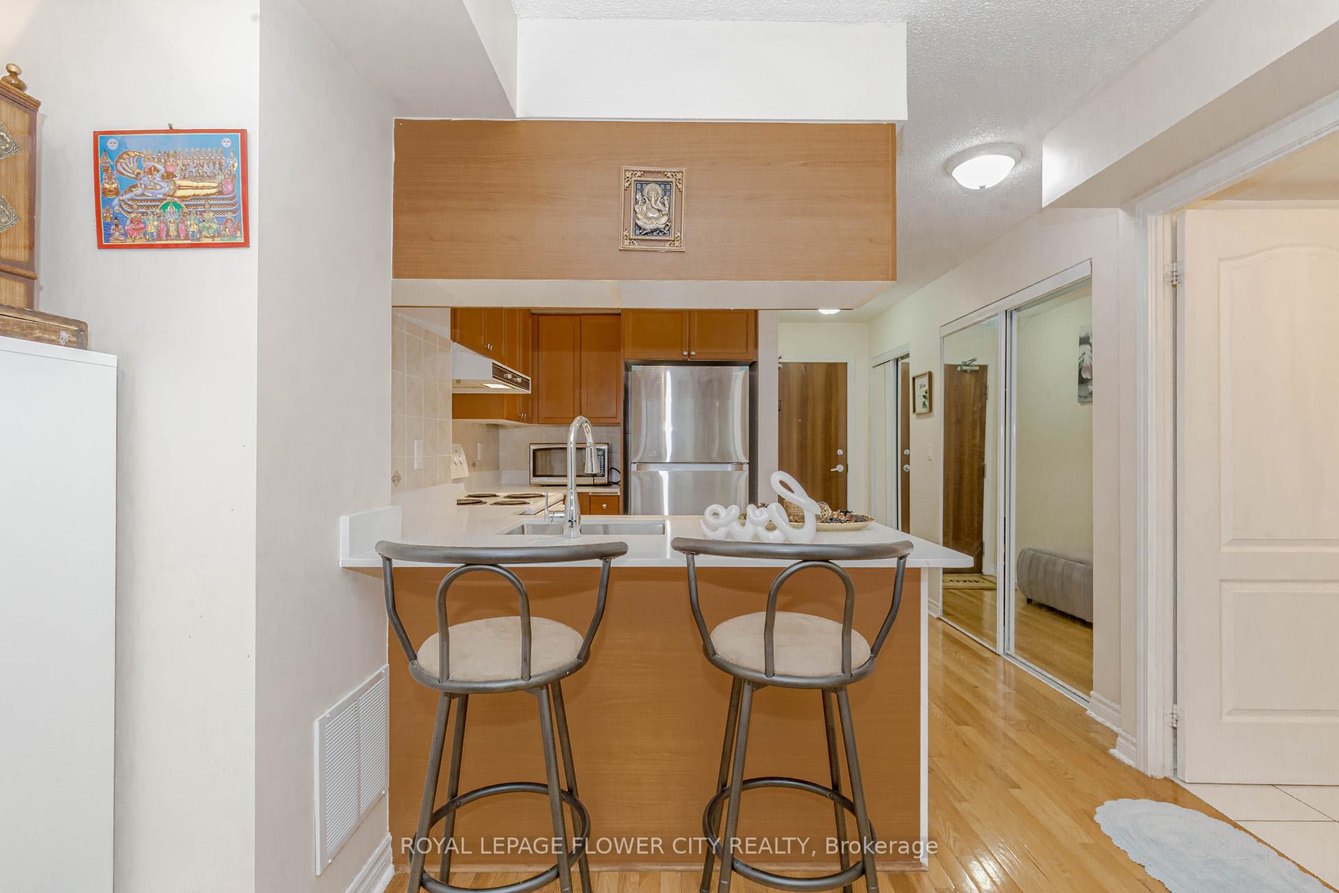 2 Bedrooms Condo at 1 Elm,  Mississauga For sale