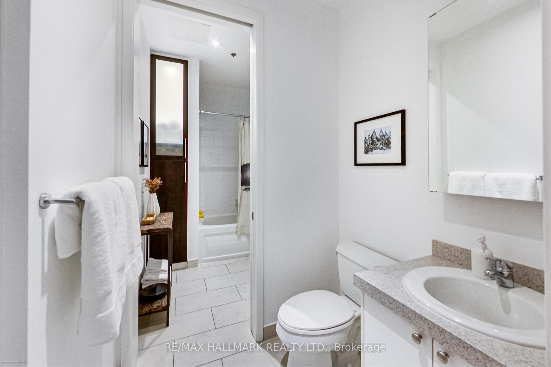 2 Bedrooms Condo at 43 Hanna, Toronto For sale