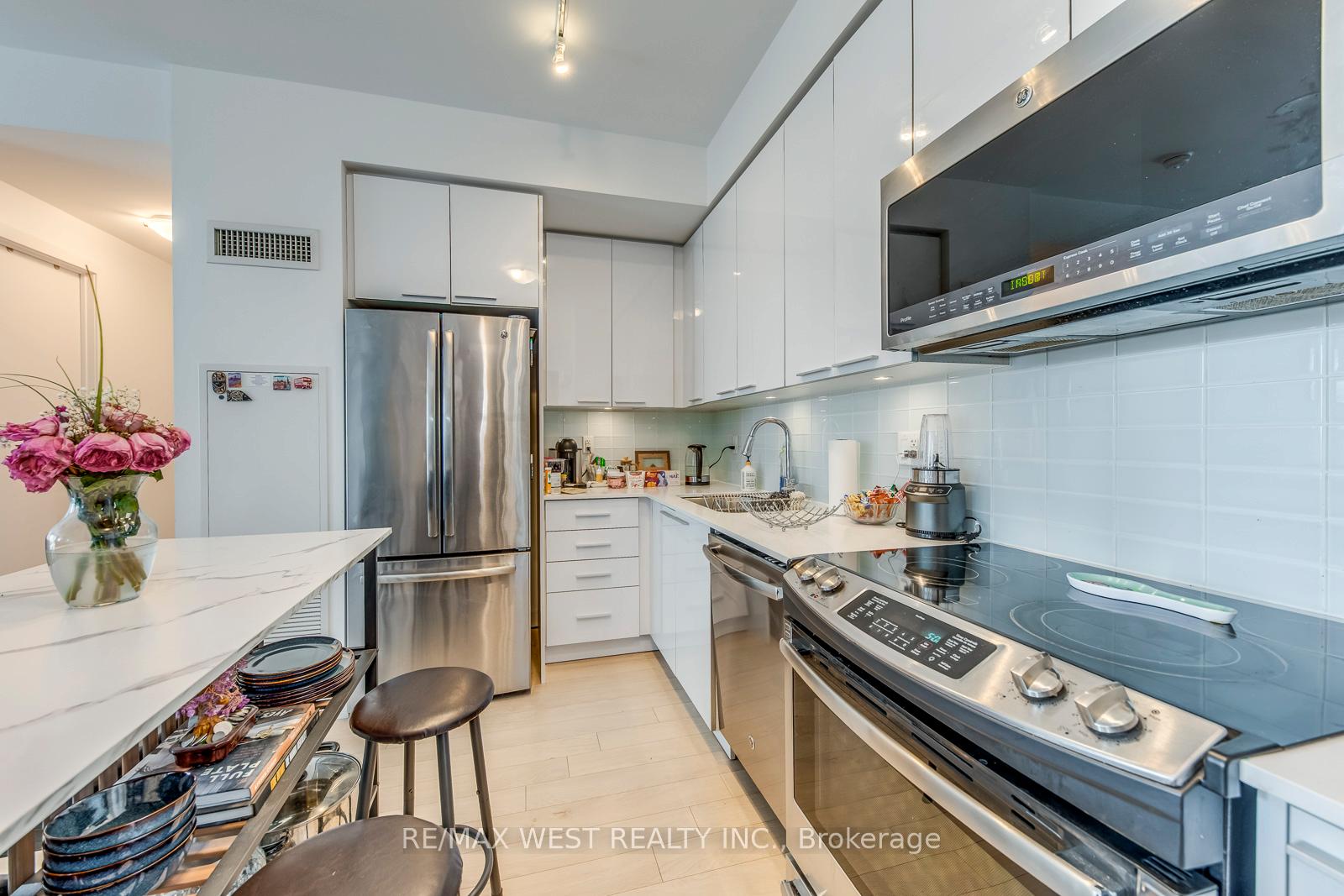 1 Bedroom Condo at 10 Park Lawn, Toronto For sale