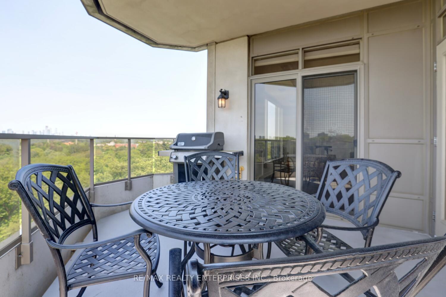 3 Bedrooms Condo at 1900 The Collegeway, Mississauga For sale