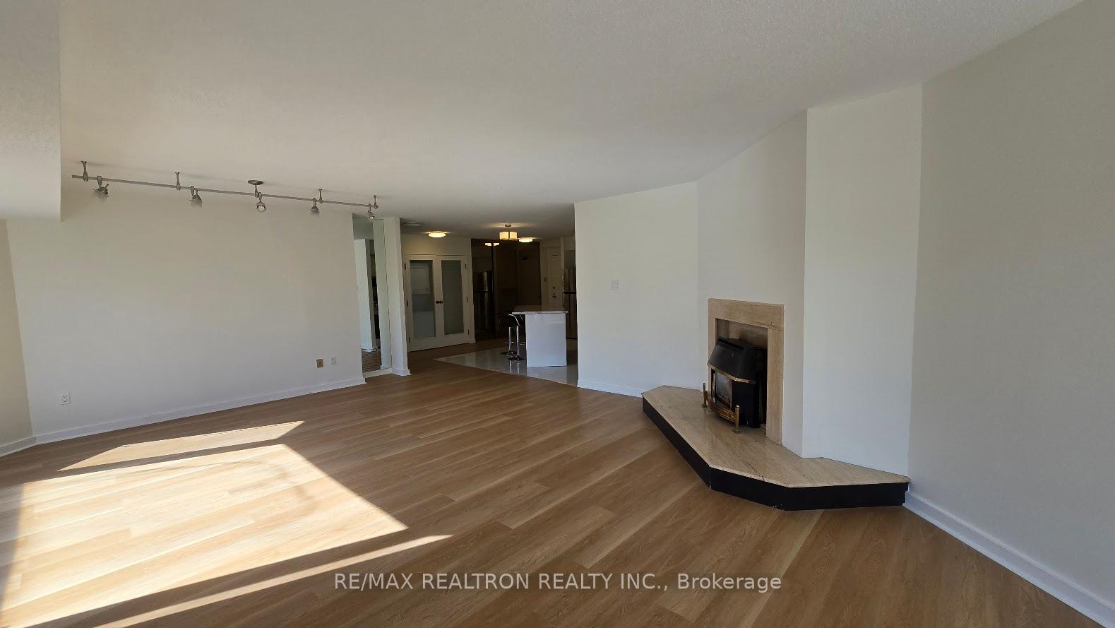 2 Bedrooms Condo at 70 Elmsthorpe, Toronto For sale
