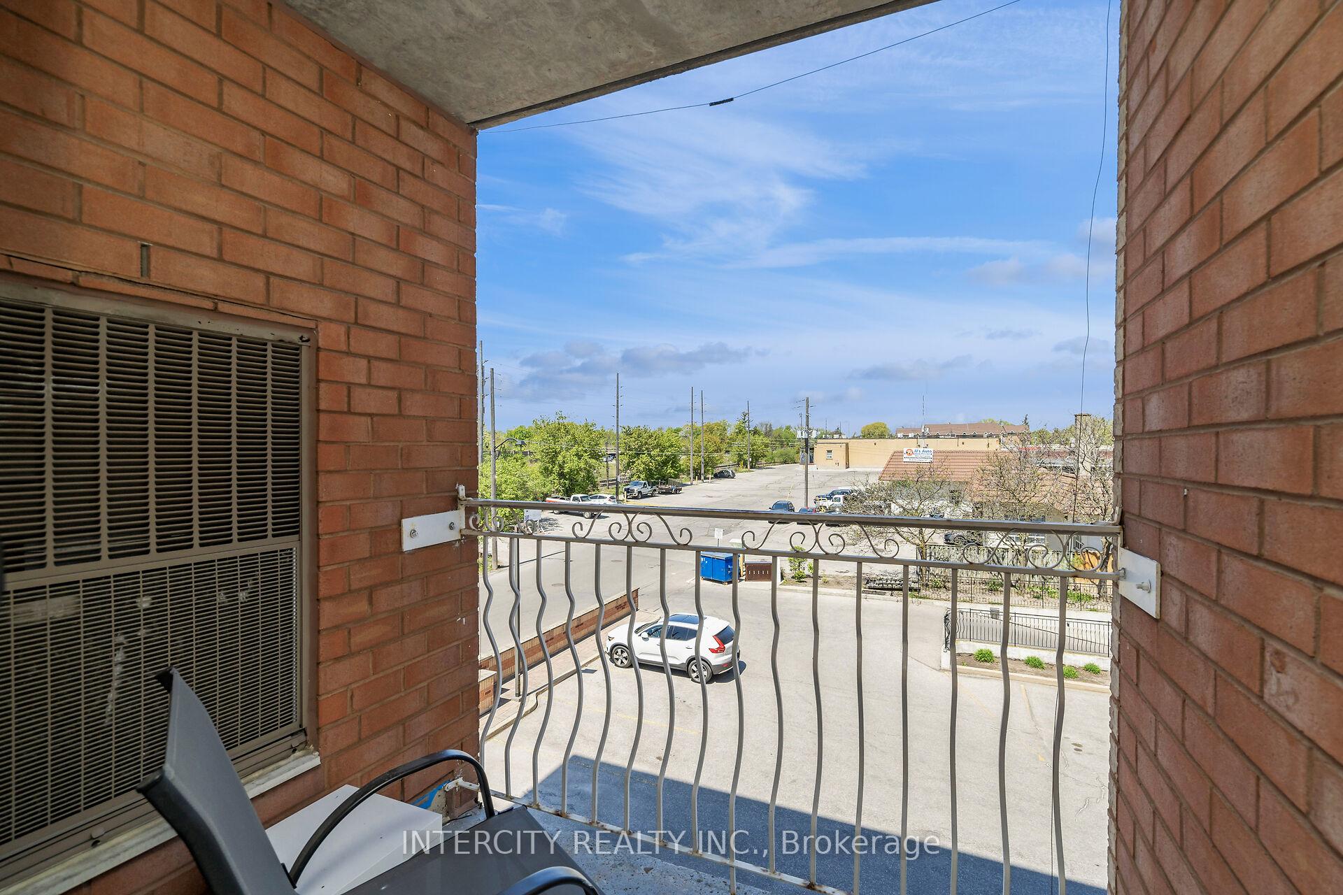 3 Bedrooms Condo at 32 Tannery, Mississauga For sale