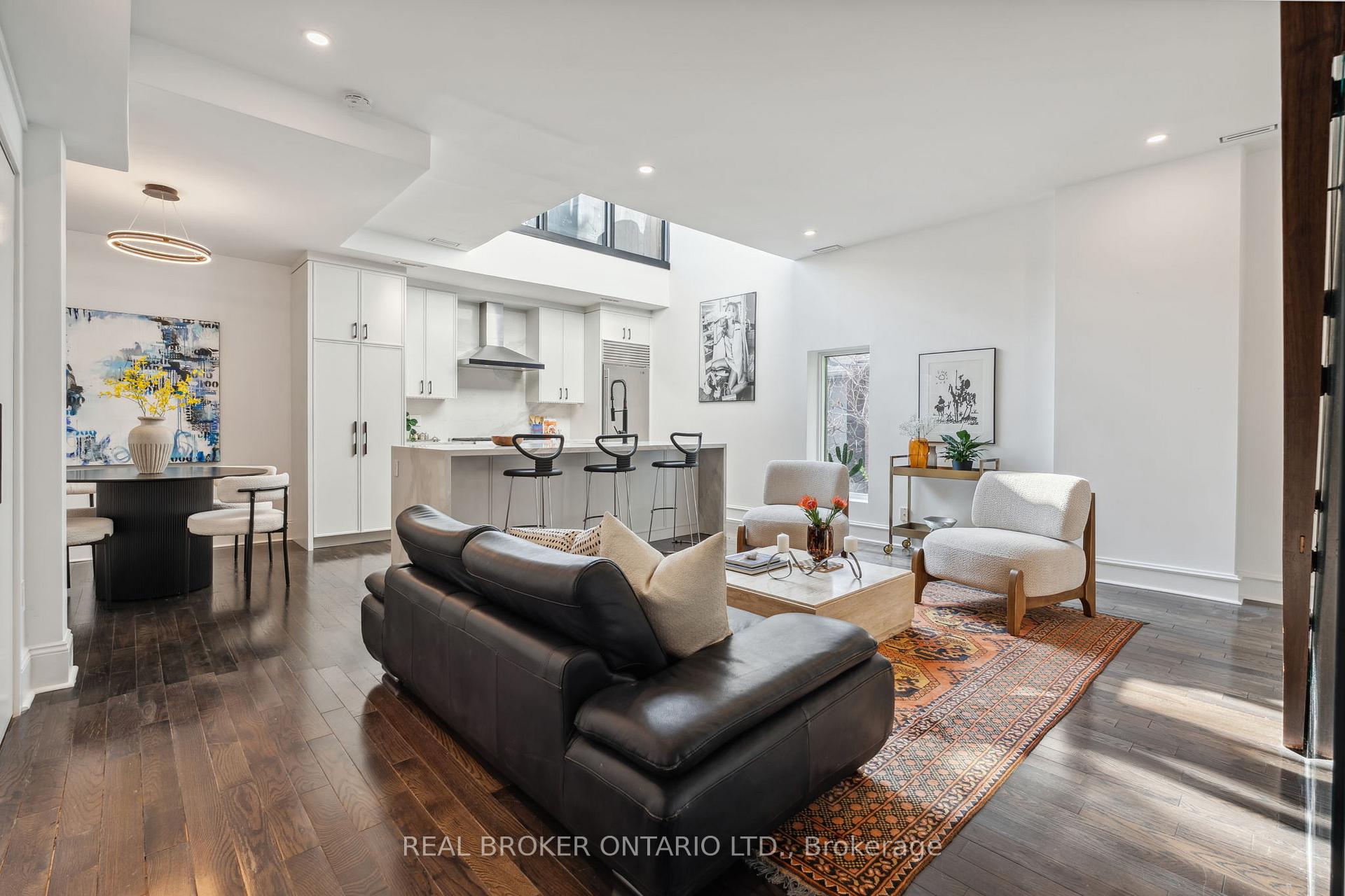 2 Bedrooms Condo at 300 Avenue, Toronto For sale