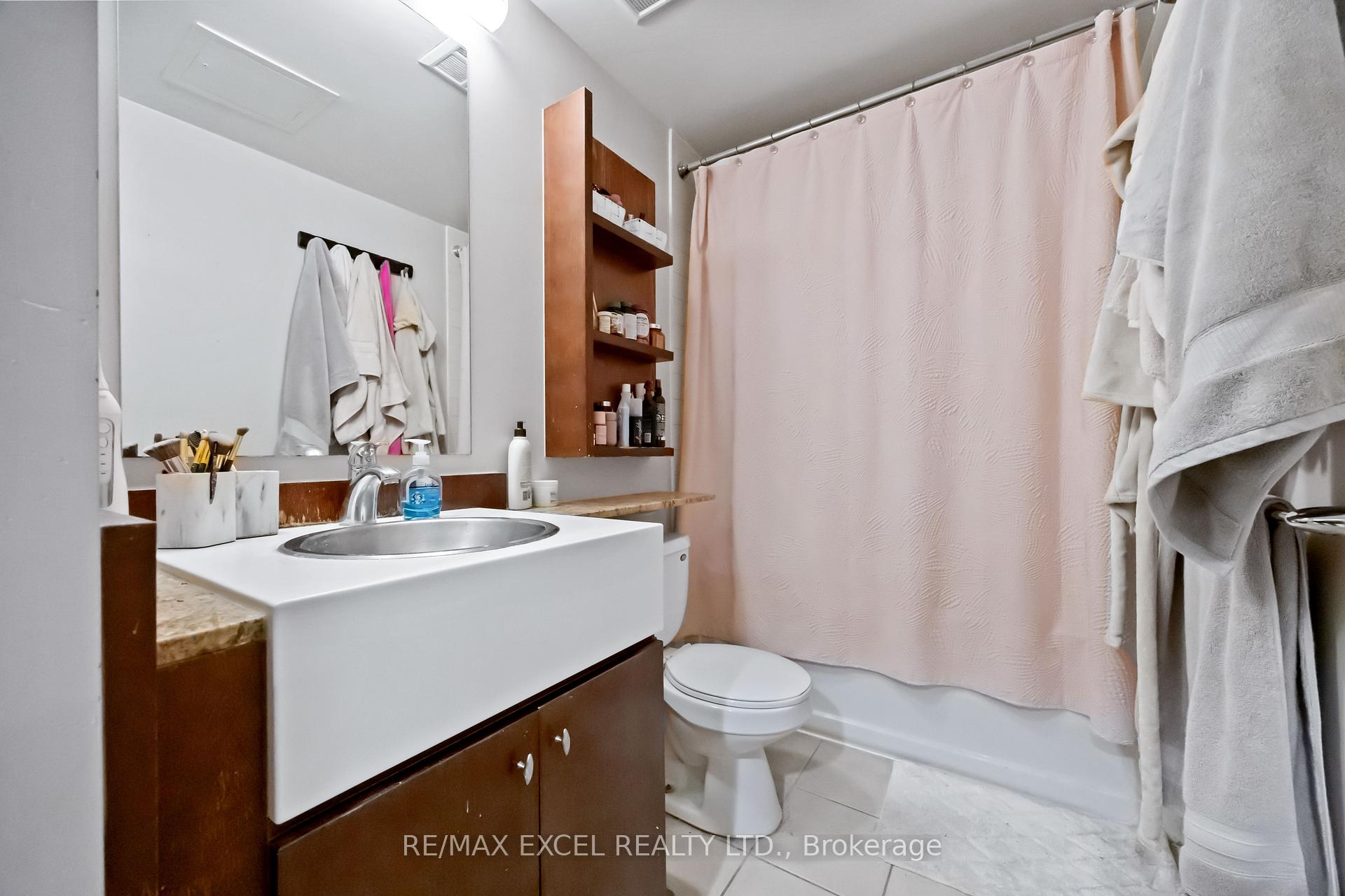 2 Bedrooms Condo at 35 Mariner, Toronto For sale