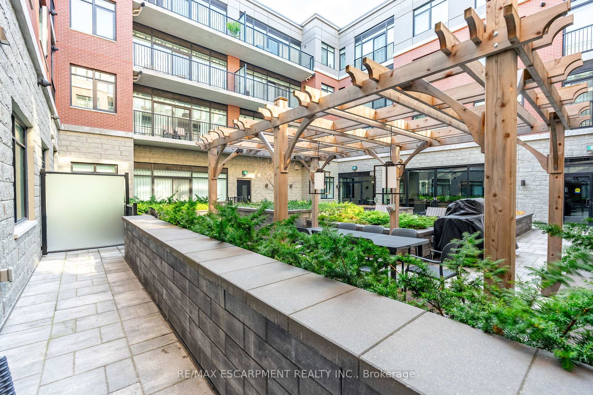 2 Bedrooms Condo at 1 Redfern, Hamilton For sale