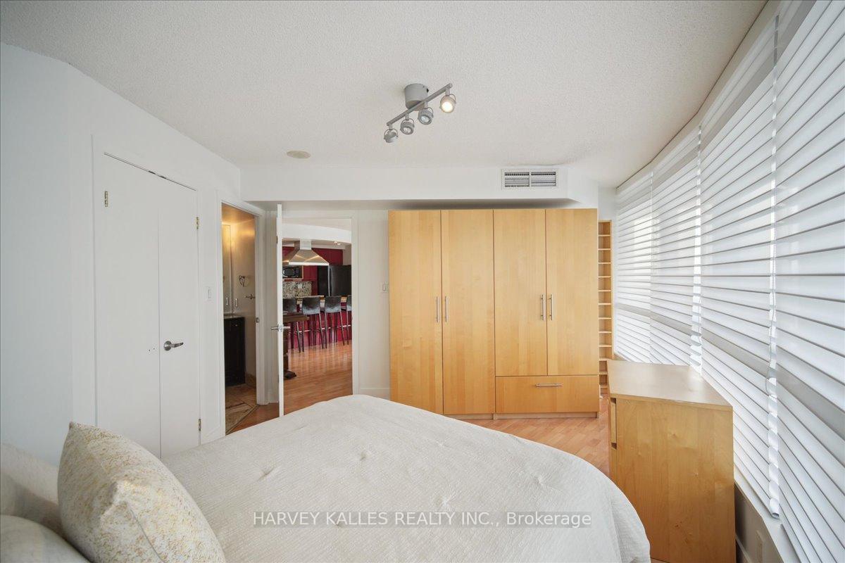 2 Bedrooms Condo at 550 Queens, Toronto For sale