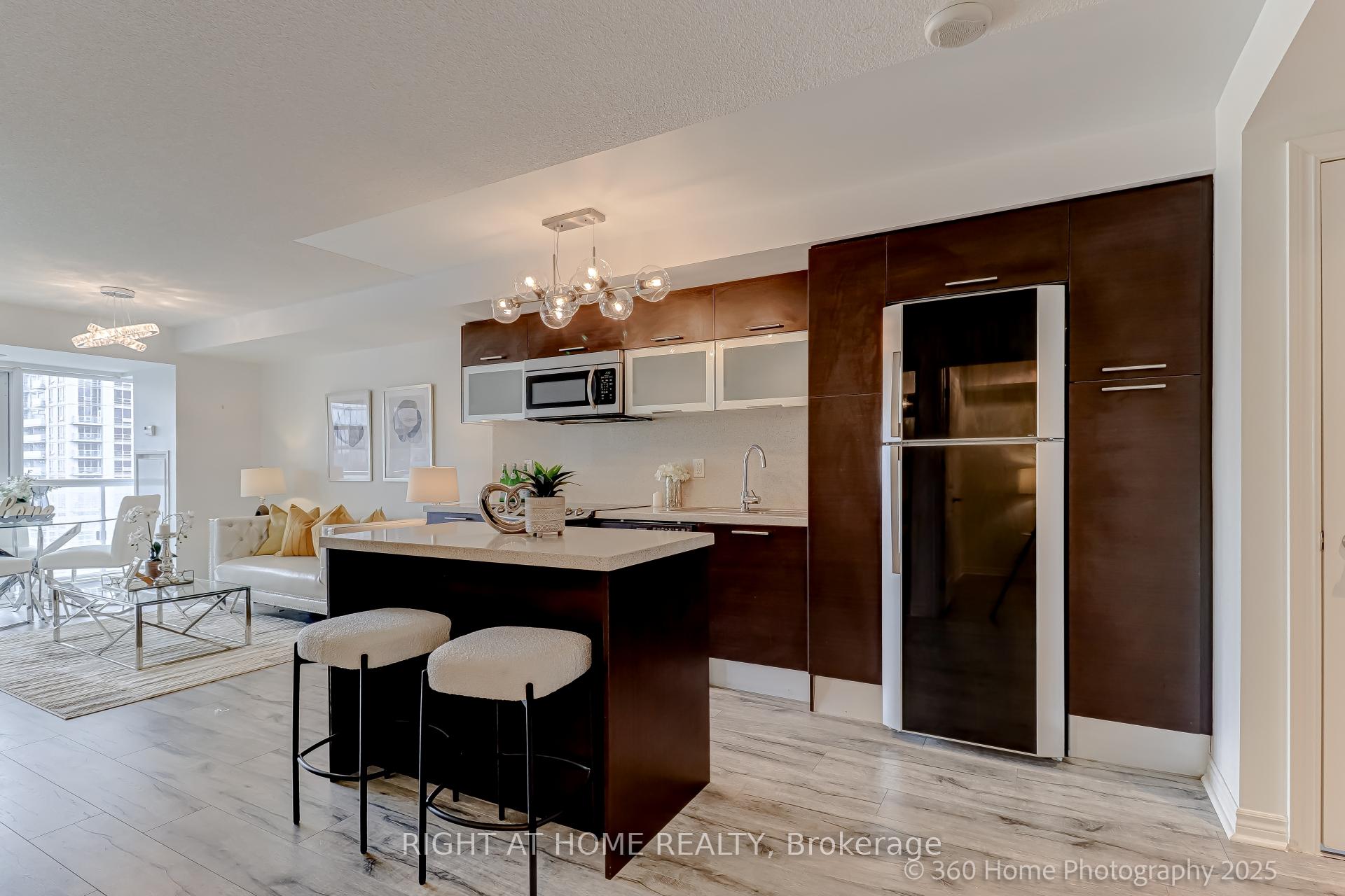 2 Bedrooms Condo at 386 Yonge, Toronto For sale