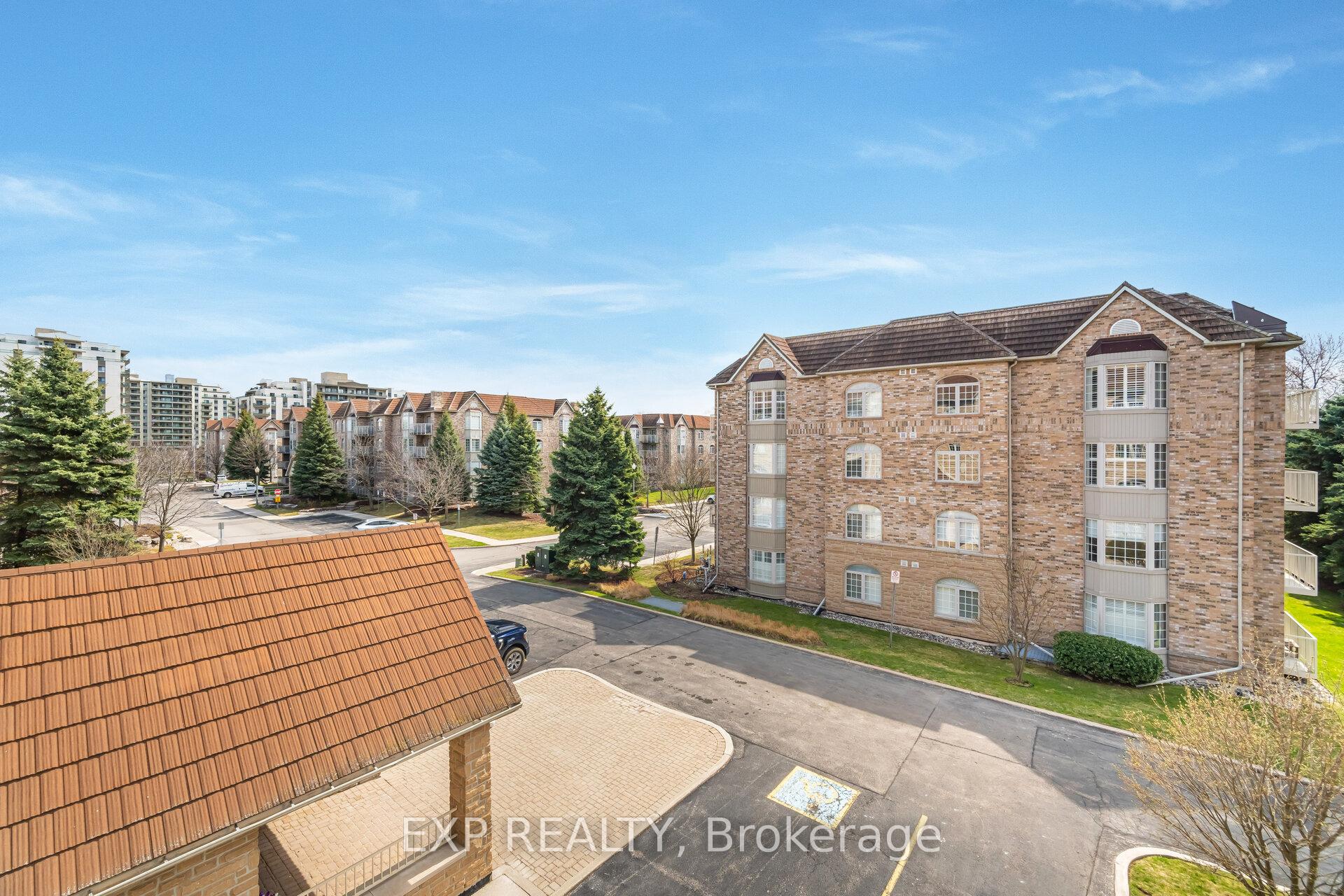 2 Bedrooms Condo at 216 Plains, Burlington For sale