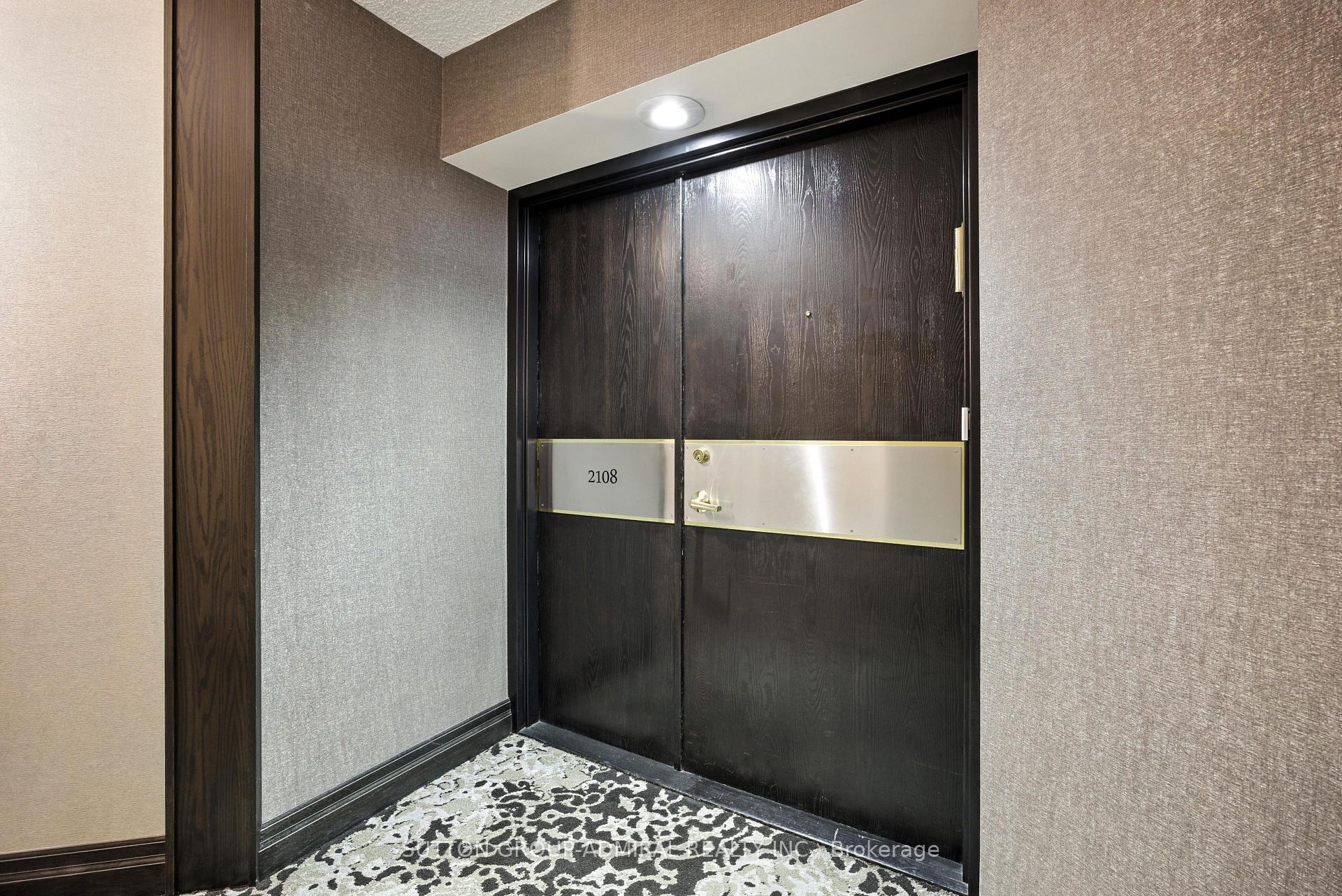 2 Bedrooms Condo at 131 Beecroft, Toronto For sale