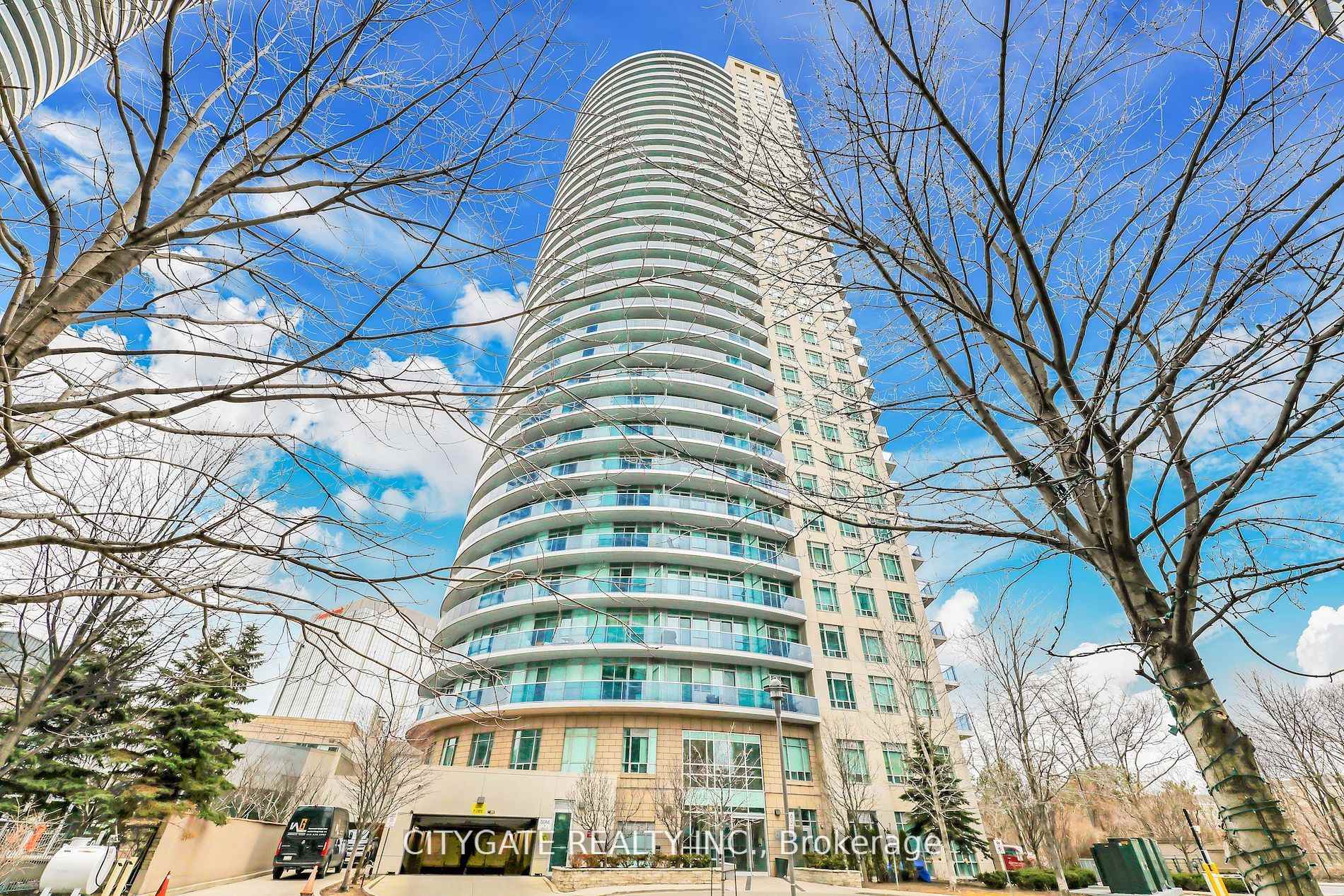 3 Bedrooms Condo at 80 Absolute, Mississauga For sale