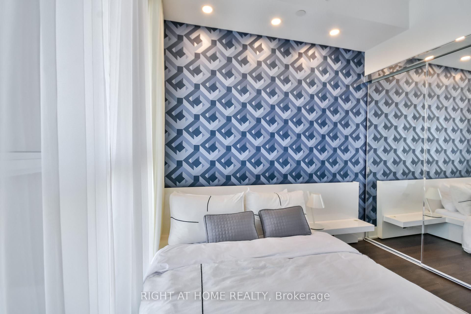 3 Bedrooms Condo at 5230 Dundas, Burlington For sale
