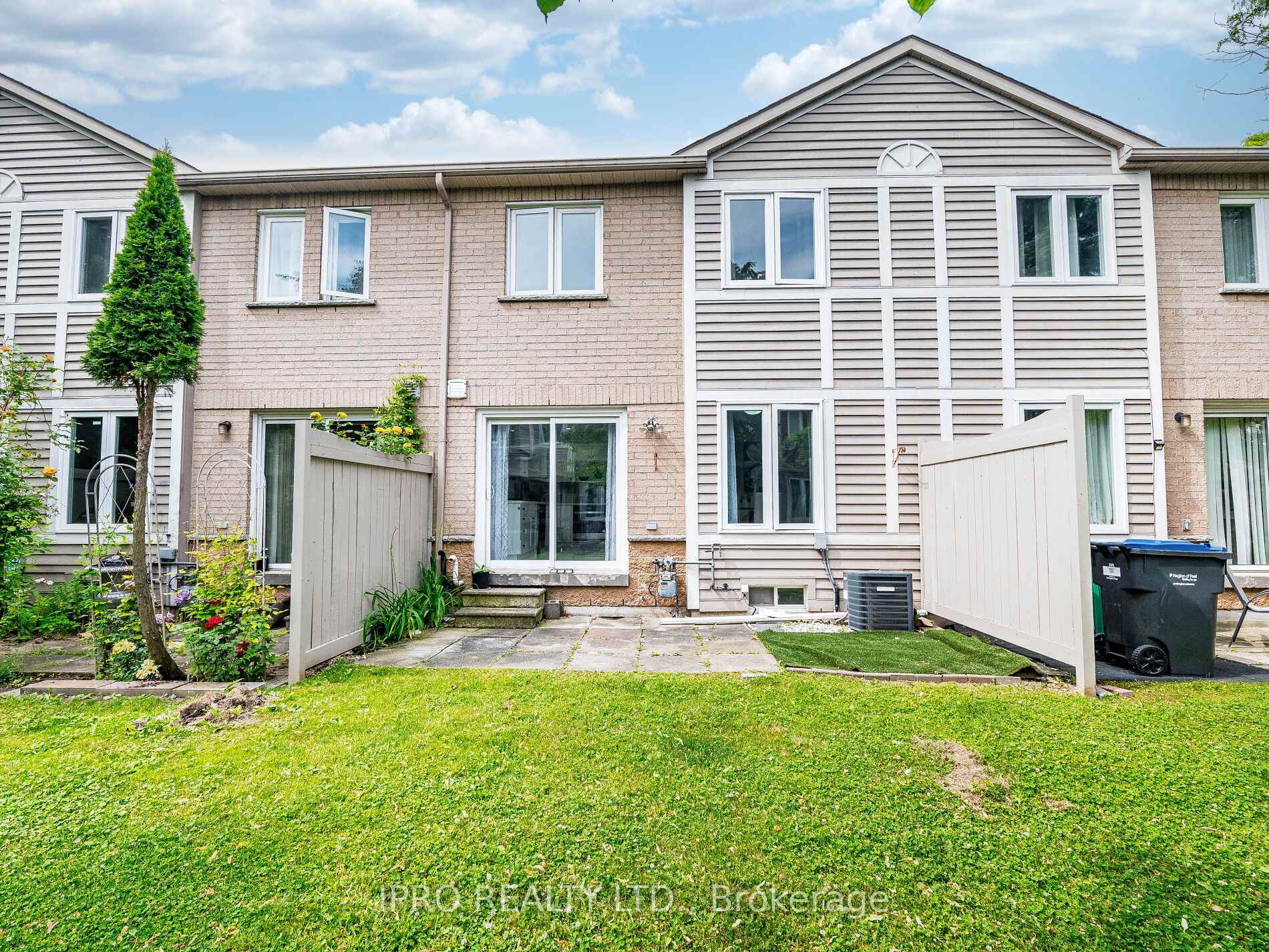 4 Bedrooms Condo at 833 Scollard, Mississauga For sale