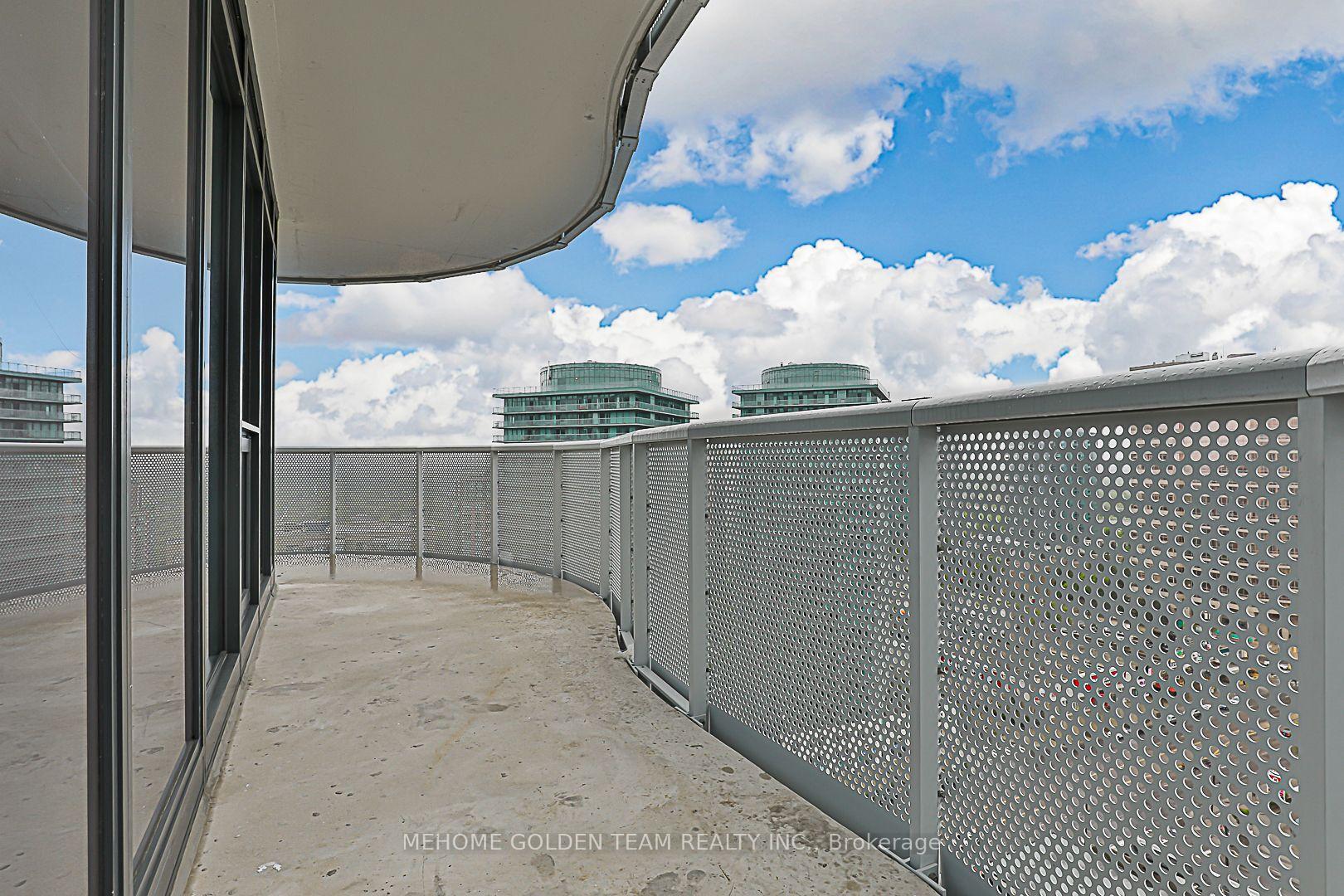 3 Bedrooms Condo at 15 Holmes, Toronto For sale