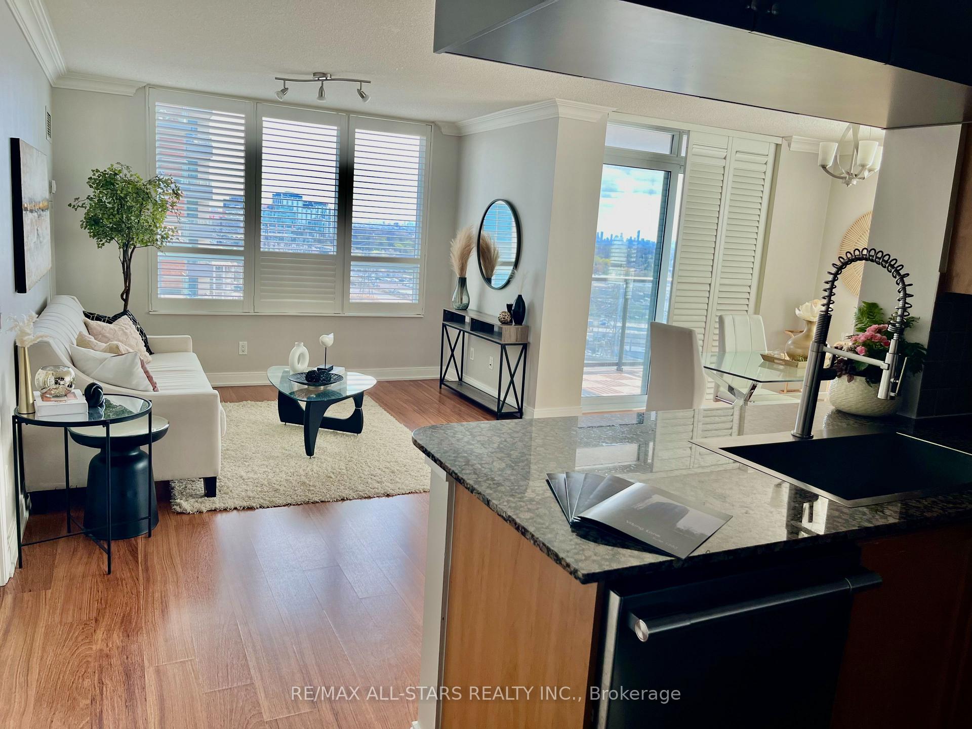 2 Bedrooms Condo at 35 Viking, Toronto For sale