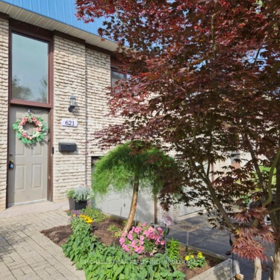 2 Bedrooms Condo at 621 Francis, Burlington For sale