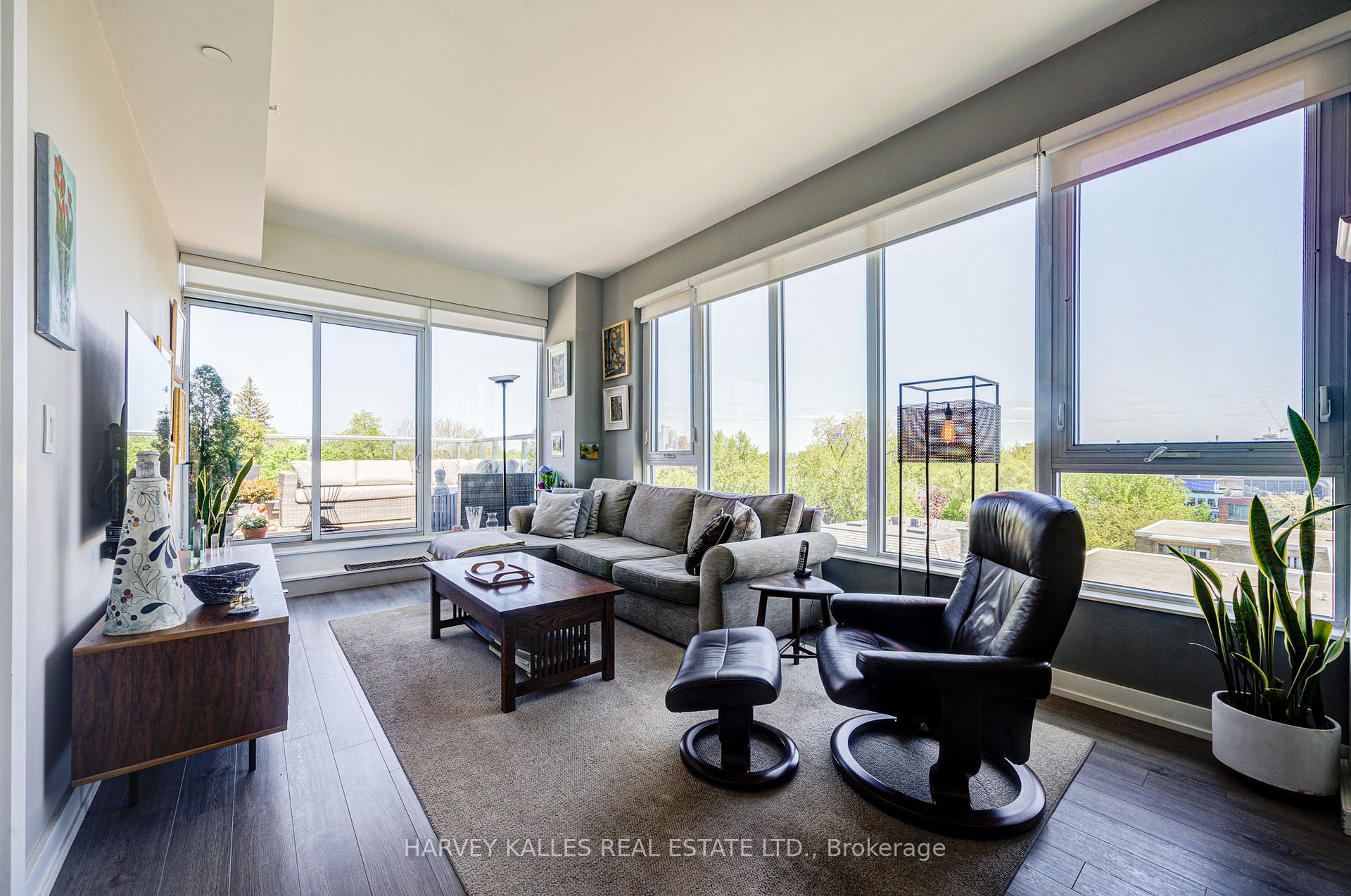 2 Bedrooms Condo at 6 Parkwood, Toronto For sale