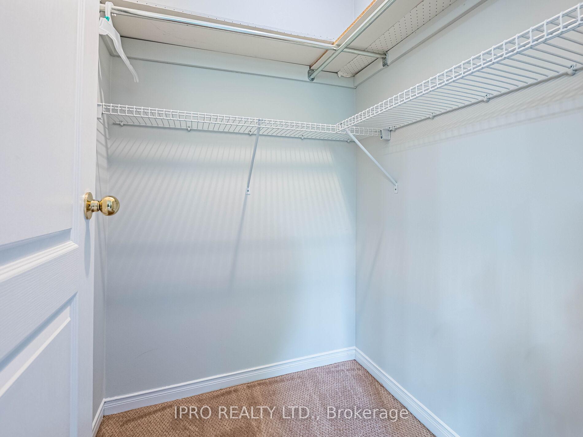 4 Bedrooms Condo at 833 Scollard, Mississauga For sale