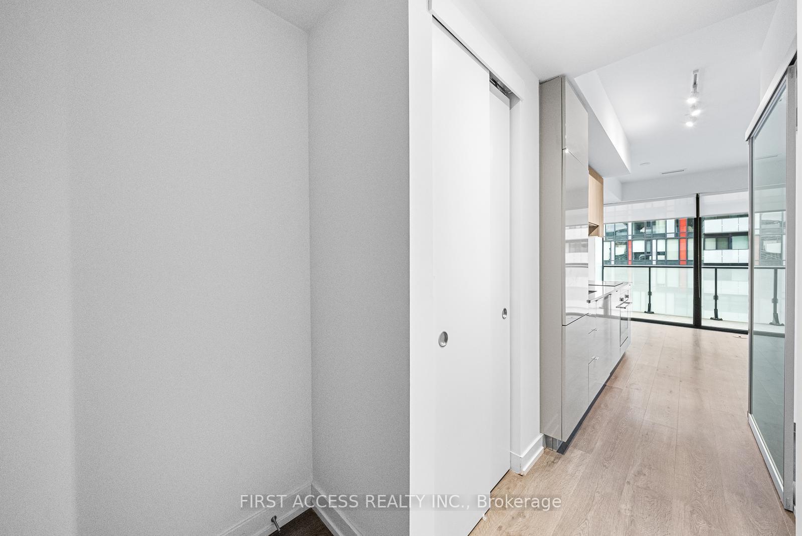 2 Bedrooms Condo at 161 Roehampton,  Toronto For sale