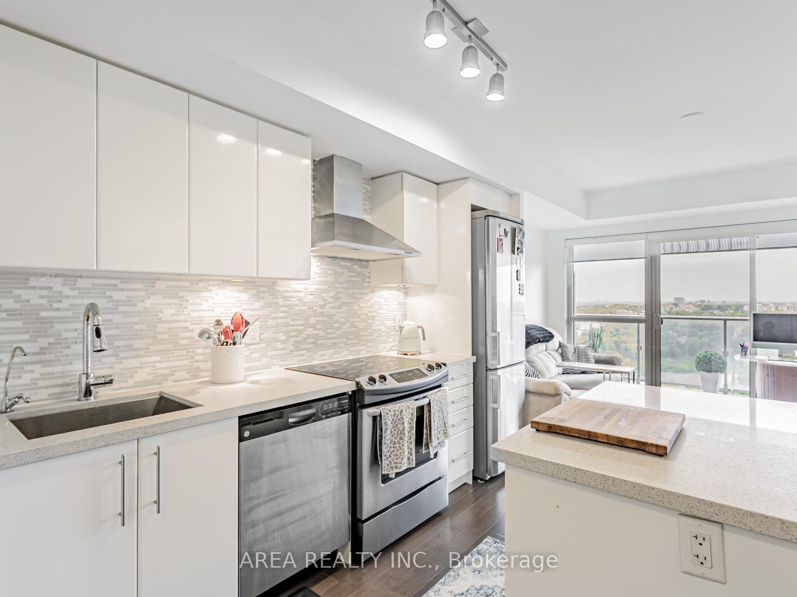 2 Bedrooms Condo at 58 Orchard View, Toronto For sale