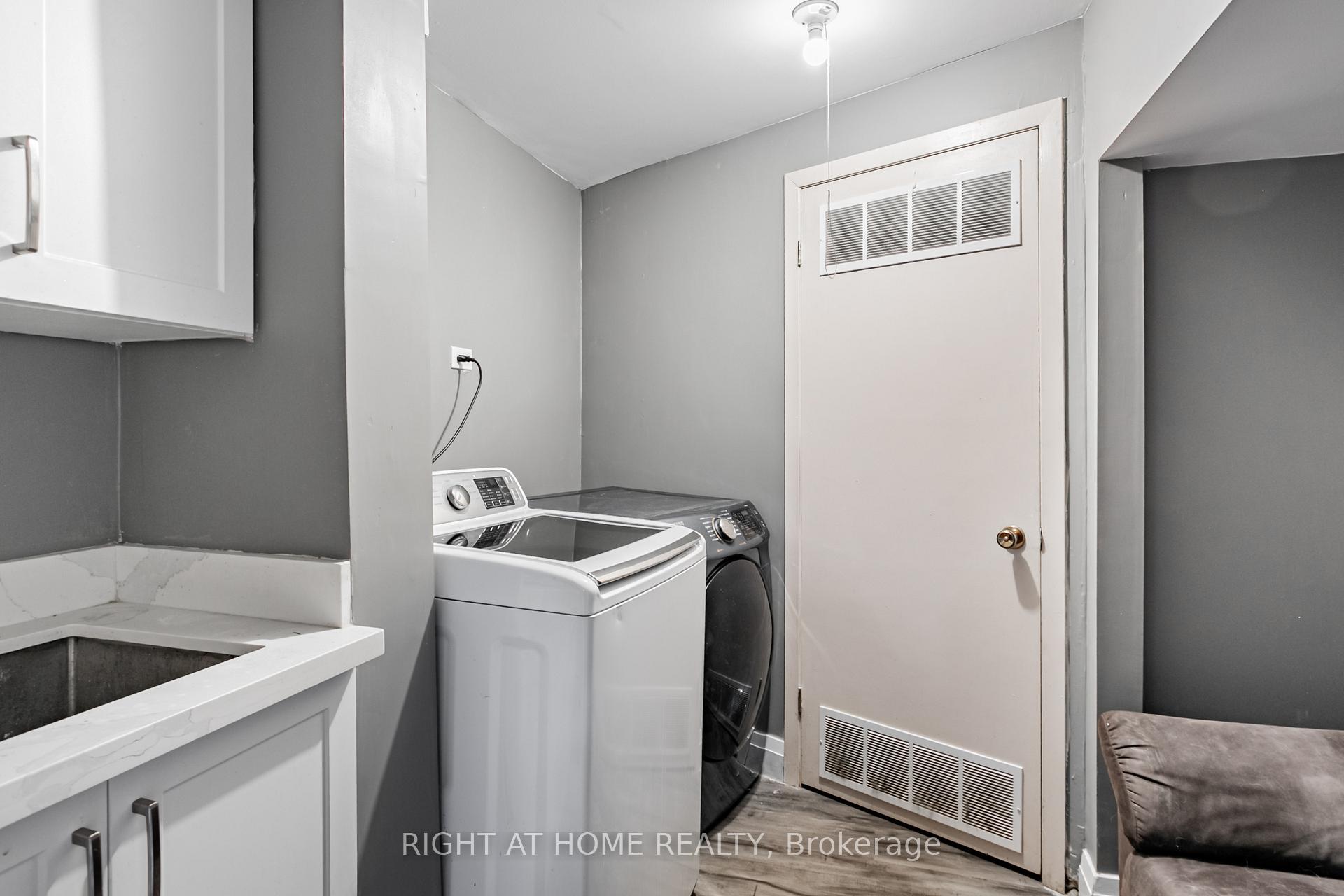 3 Bedrooms Condo at 3345 Silverado, Mississauga For sale