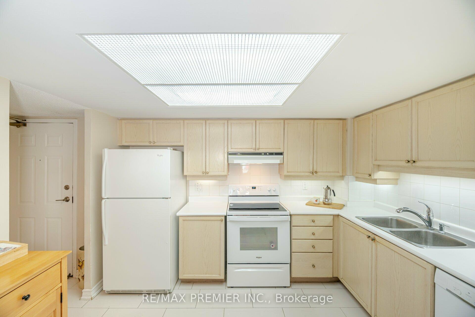 2 Bedrooms Condo at 121 Woodbridge,  Vaughan For sale