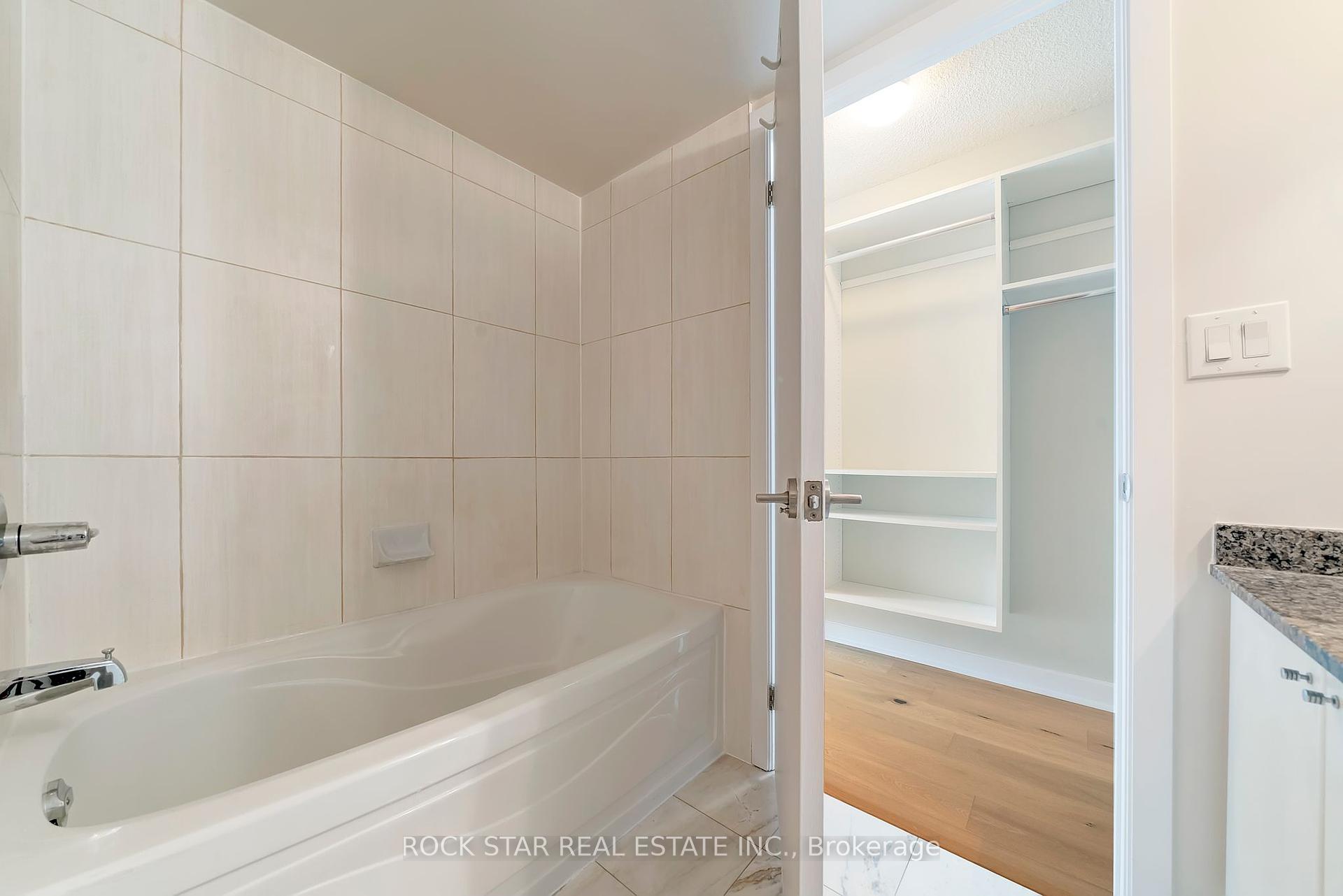 2 Bedrooms Condo at 18 Harbour,  Toronto For sale