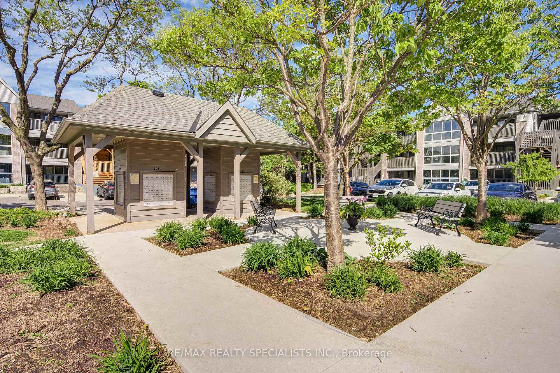 2 Bedrooms Condo at 2030 Cleaver, Burlington For sale