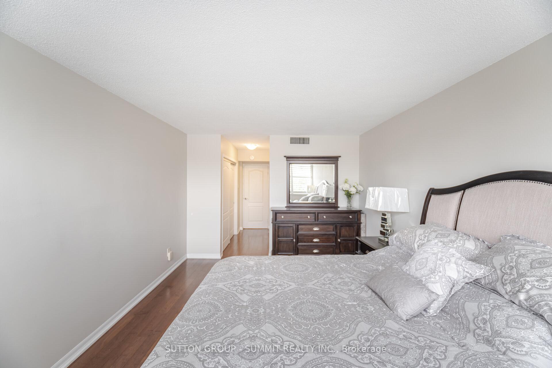 3 Bedrooms Condo at 1333 Bloor, Mississauga For sale
