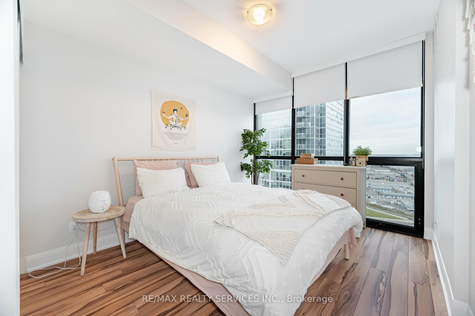 3 Bedrooms Condo at 2900 Highway 7, Vaughan For sale