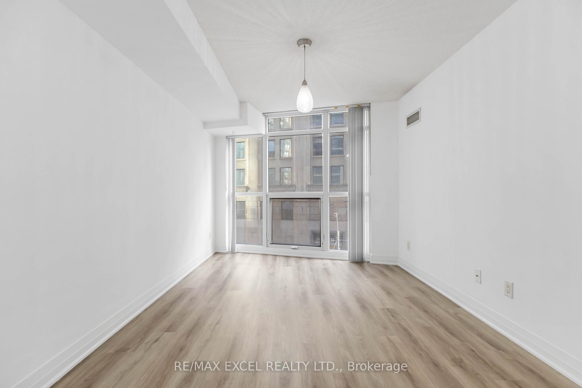 2 Bedrooms Condo at 21 Carlton, Toronto For sale