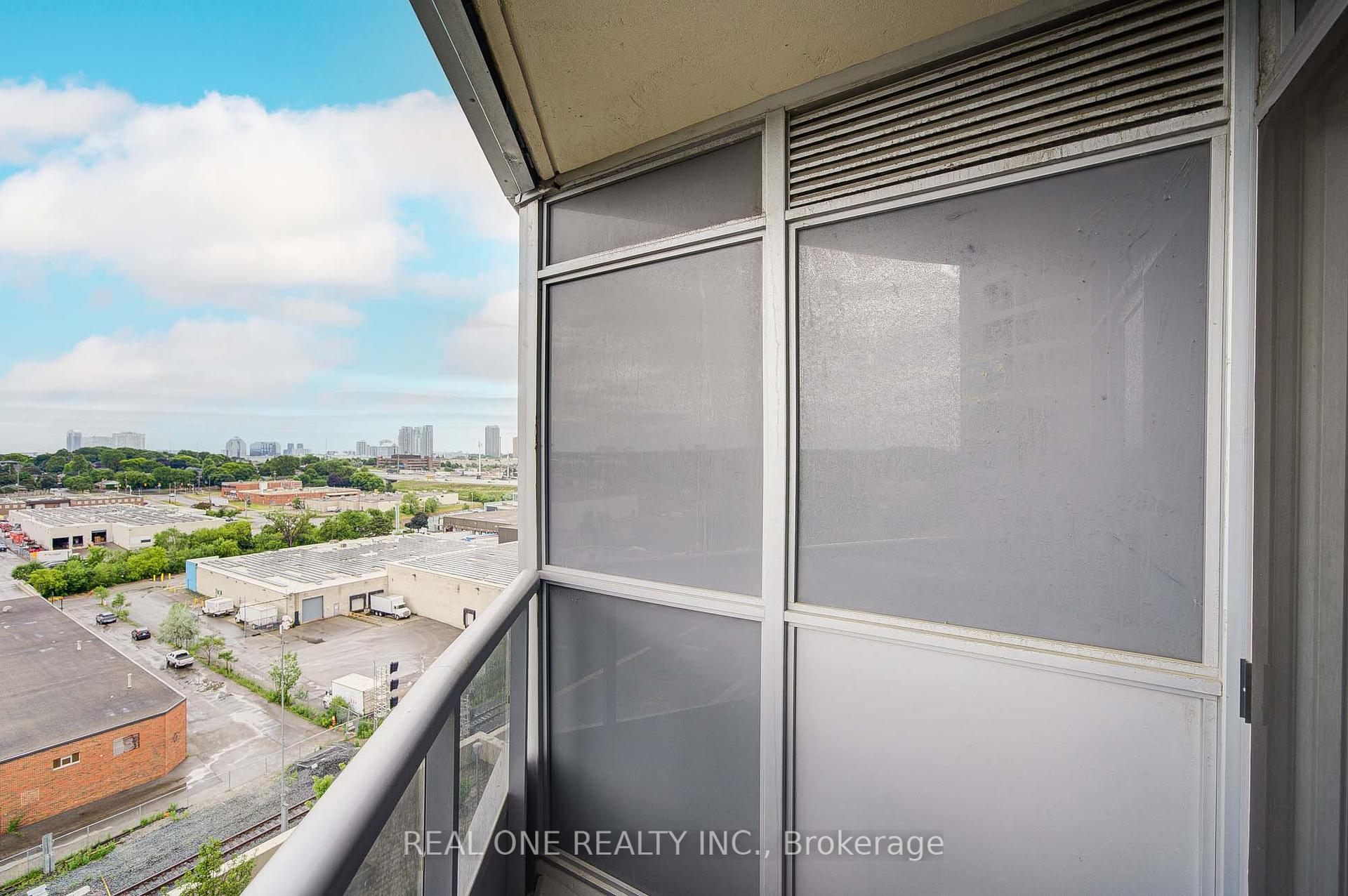3 Bedrooms Condo at 151 Village Green, Toronto For sale