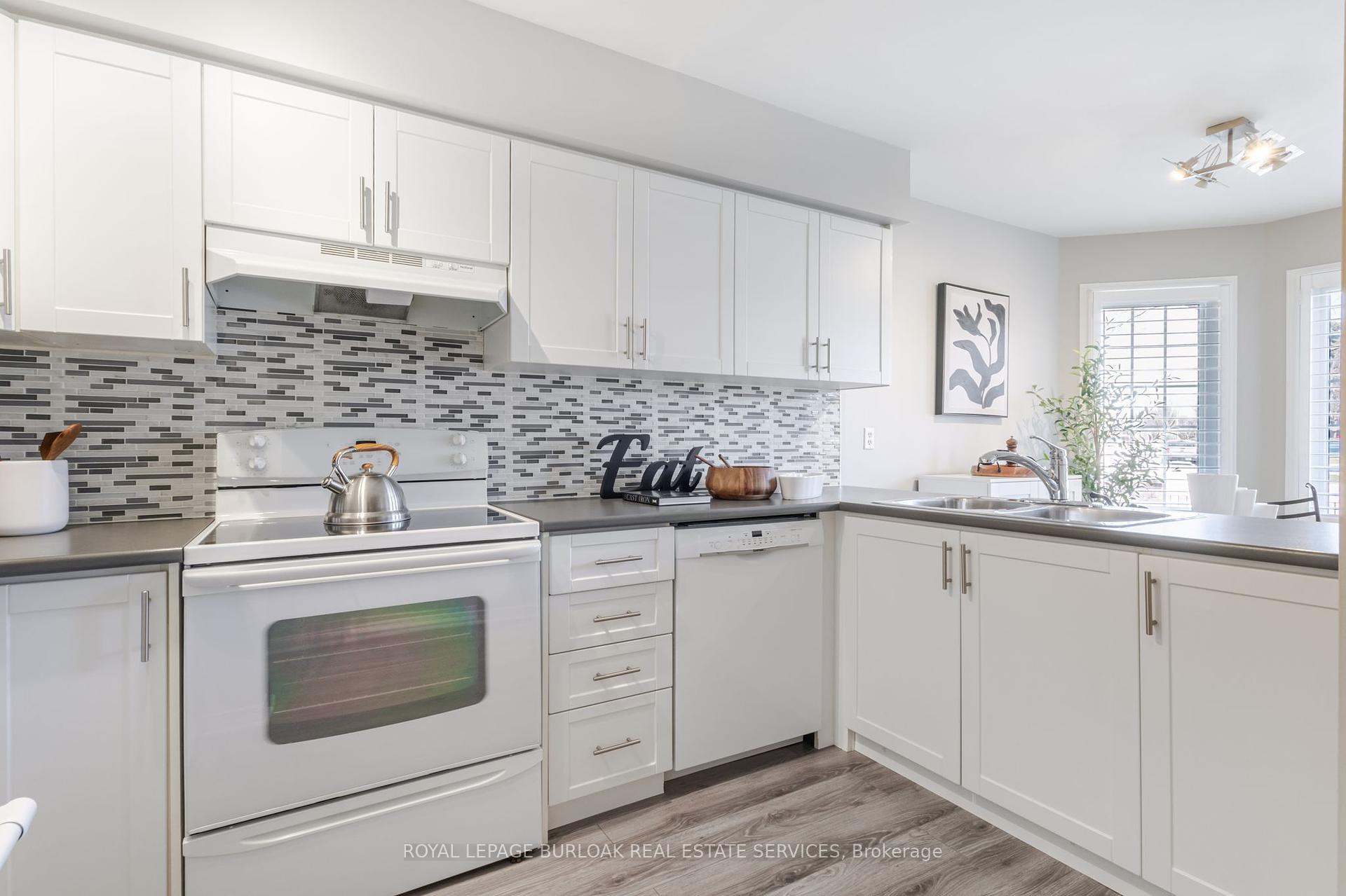 2 Bedrooms Condo at 2110 Cleaver, Burlington For sale