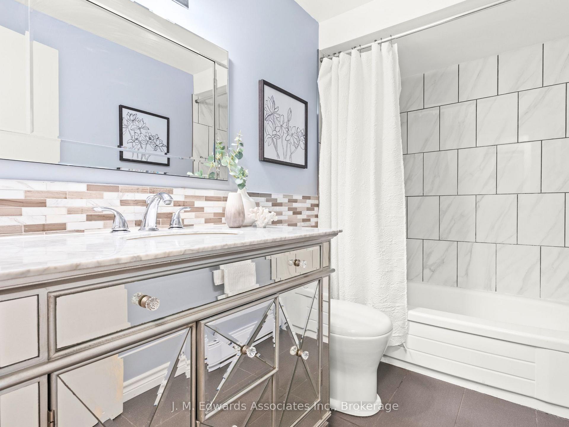 3 Bedrooms Condo at 61 Sarah,  Oakville For sale