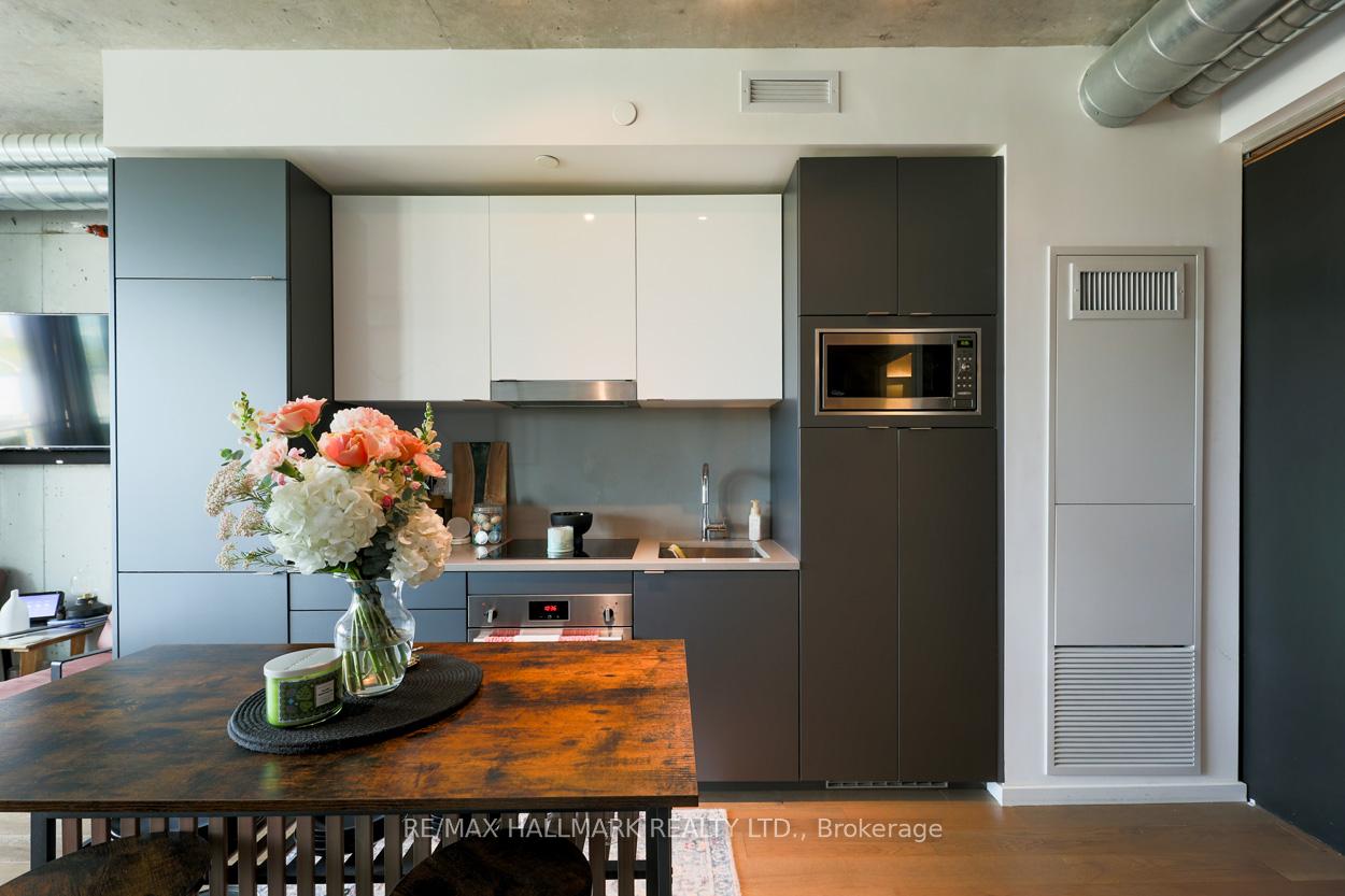 2 Bedrooms Condo at 21 Lawren Harris, Toronto For sale