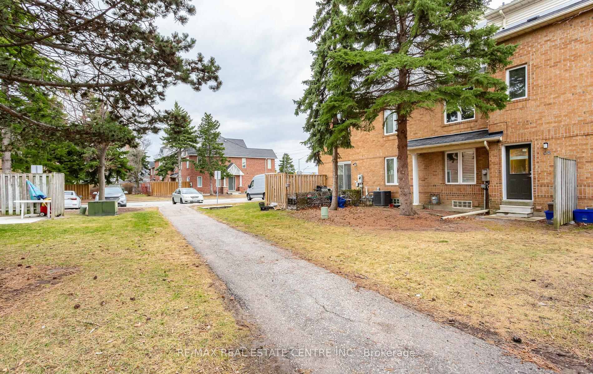 3 Bedrooms Condo at 45 Bristol,  Mississauga For sale