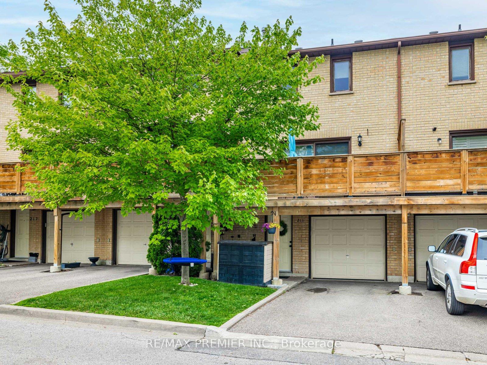 3 Bedrooms Condo at 213 Woodbridge, Vaughan For sale