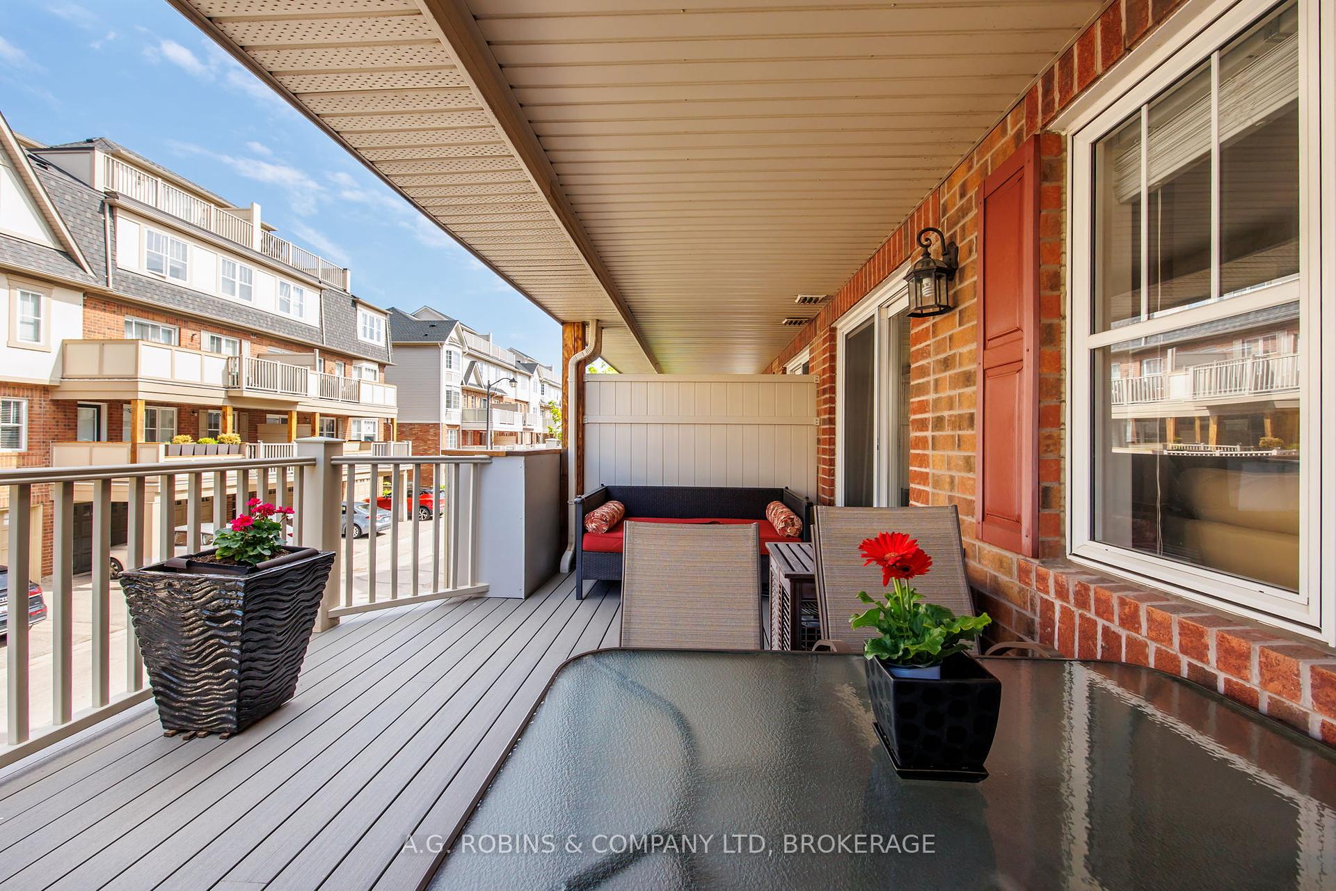 3 Bedrooms Condo at 595 Dundas, Mississauga For sale