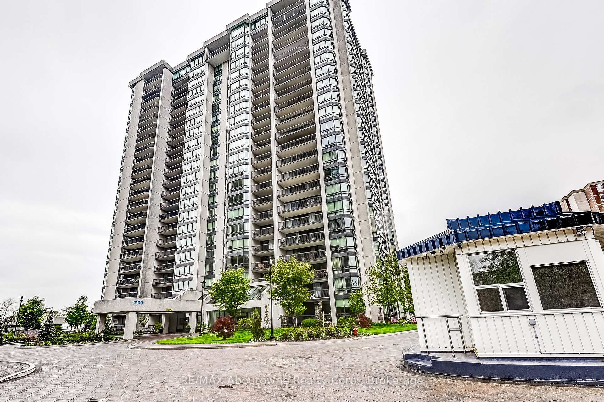 2 Bedrooms Condo at 2180 Marine, Oakville For sale