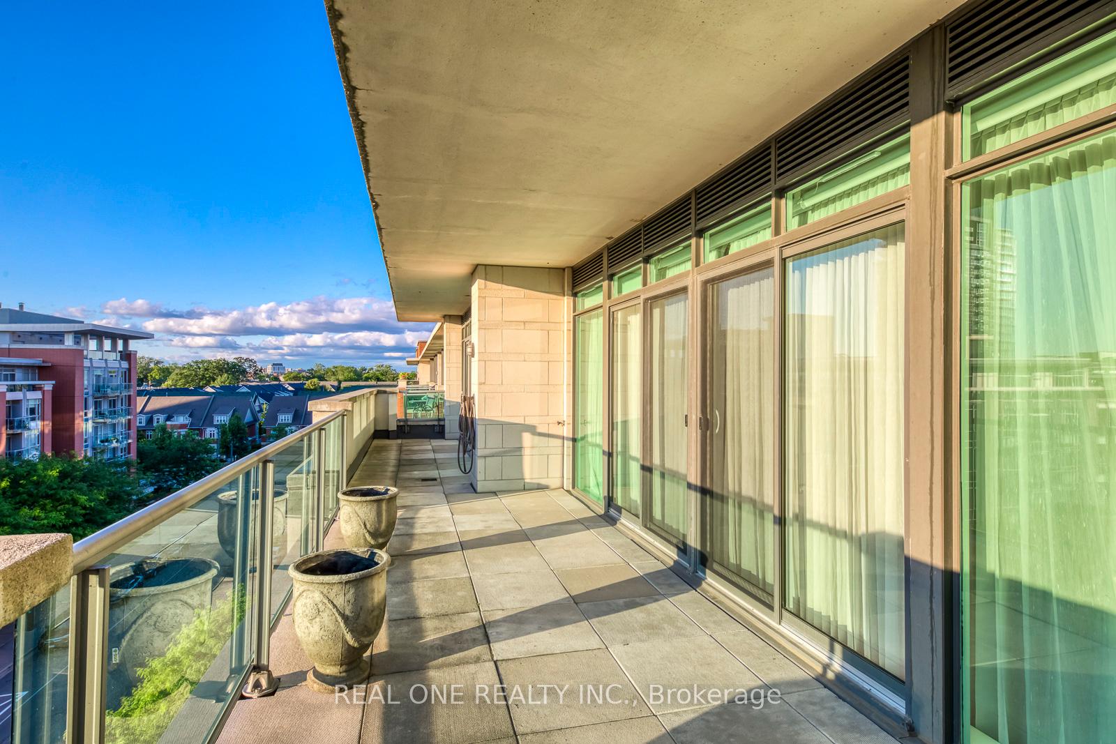 2 Bedrooms Condo at 65 Port,  Mississauga For sale