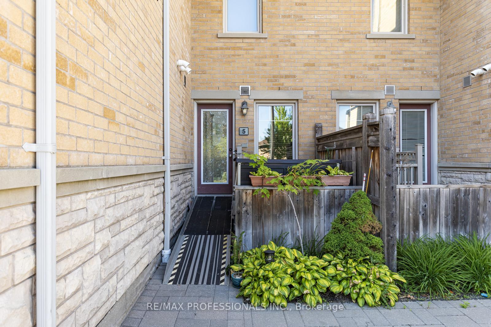 2 Bedrooms Condo at 3070 Thomas, Mississauga For sale